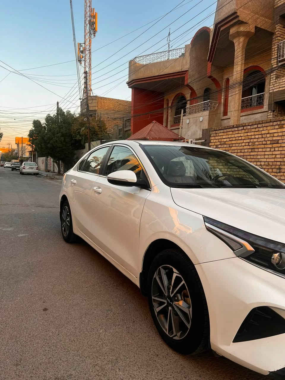 السلام عليكم 
كيا سيراتو موديل 2024 خليجي مكفولة من الضربة والصبغ فقط بارد 
مكينه 2000 دوش فتحة سقف قطعتين تبريد حساس خلفي مري شفط تحكمات فول كامير شاشة 
السيارة رقم بغداد بأسمي 
ماشية 66 الف جاهزة من جميع النواحي 
السعر 158
مكاني بغداد / الكرخ 
رقم الهاتف ***********
