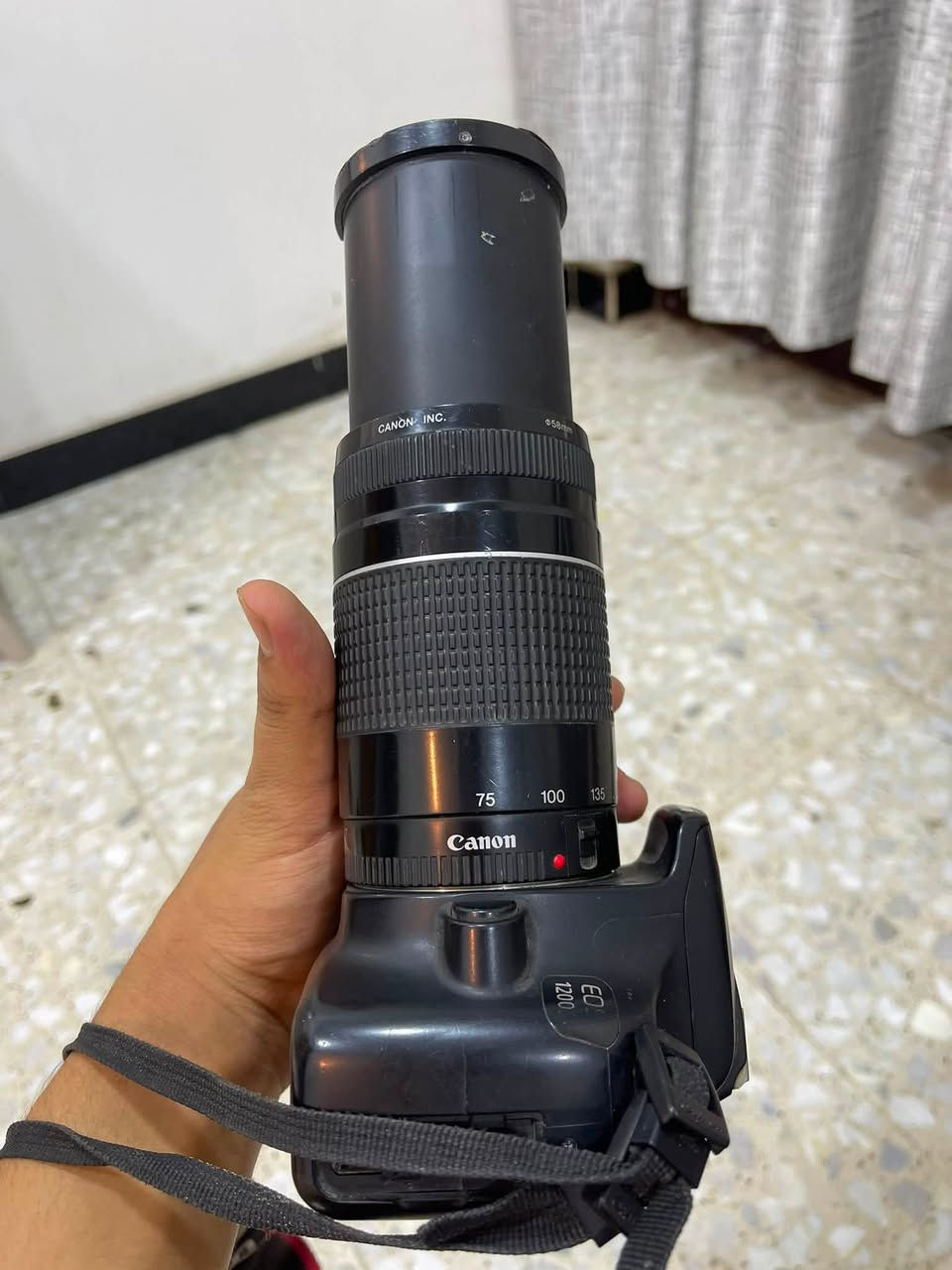 � للبيع كاميرا  كانون Canon DSLR

* كاميرا كانون احترافية
* عدسة Canon Zoom EF 75-300mm
* زوم قوي ومناسبة للتصوير البعيد والبورتريه
* شاشة خلفية LCD
* تركيز تلقائي AF
* إمكانية تصوير صور وفيديو
* بيها فلاش مدمج
* منفذ ذاكرة
وياهه ستاند مال تصوير 
وجنطة هم وياهه 
السعر 325 الف مجال بسيط مكاني بغداد جديدة 
الرقم واتساب ***********
