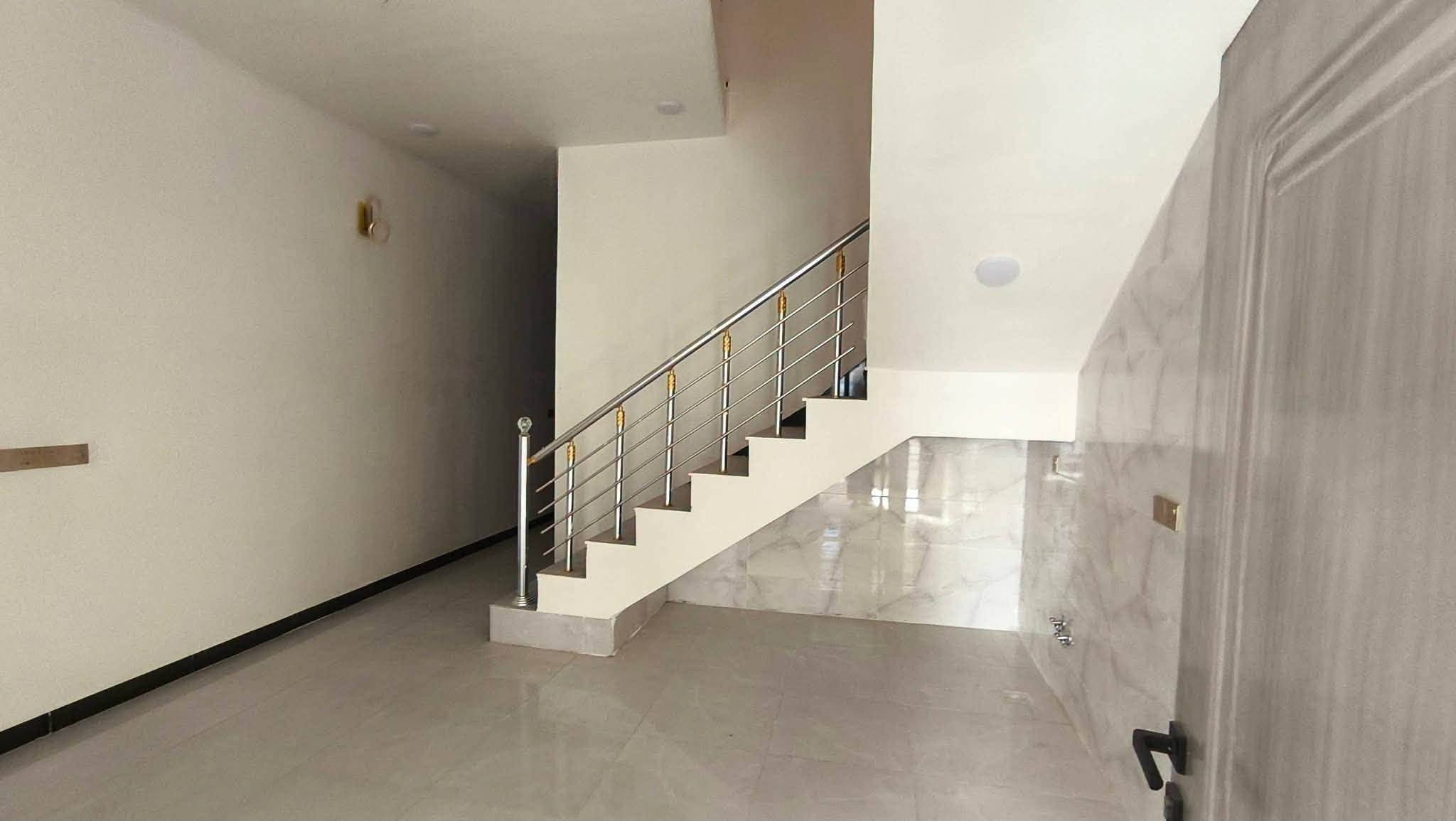 دار للبيع مساحة ١١٥ متر
🏠مواصفات الـدار 

 صالتين 
غرفة نوم عدد 3 
مطبخ 
استقبال 
صحيات داخليه وخارجيه

طـابو صرف بنـاء كونكريت 

بناء حديث غير مسكون جاهز تسليم مفتاح 

📍 عنوان الدار حي الفرات مقابل مدرسة المتميزات الجديده المدرسة الصينية 

للاستفسار اكثر خاص

او الاتصال ***********
