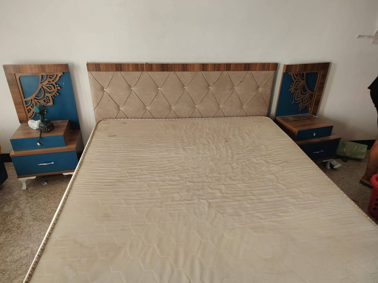 غرف نوم عدد 2 نضيفات ***********
الجوزيه 6 قطع
النيلي 7 قطع        سعر الوحده 250 بيه مجال 
مكان شارع فلسطين
