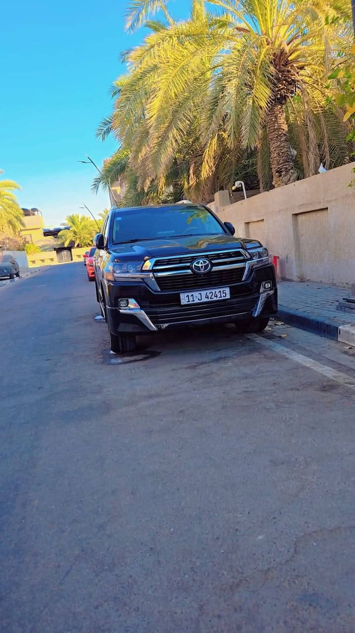 السلام عليكم للبيع سيارة لاندكروز جكسار موديل 2010 و محدثه داخل وخارج بلكامل تحديث اصلي موديل 2021 رقم بغداد دولي جديد تحويل ثاني يوم السيارة  مصبوغة حزام علمود التحديث لا ضربه ولا تجيه محدثه للجماليه  حداده توب طخم تاير جديد ويل كب جديد موصفات فكساره مكينه 4/700لسيارة فول مواصفات السيارة جاهزه و الشراي يتصل سعرها 280ورقه 
 الشراي يتصل ***********
