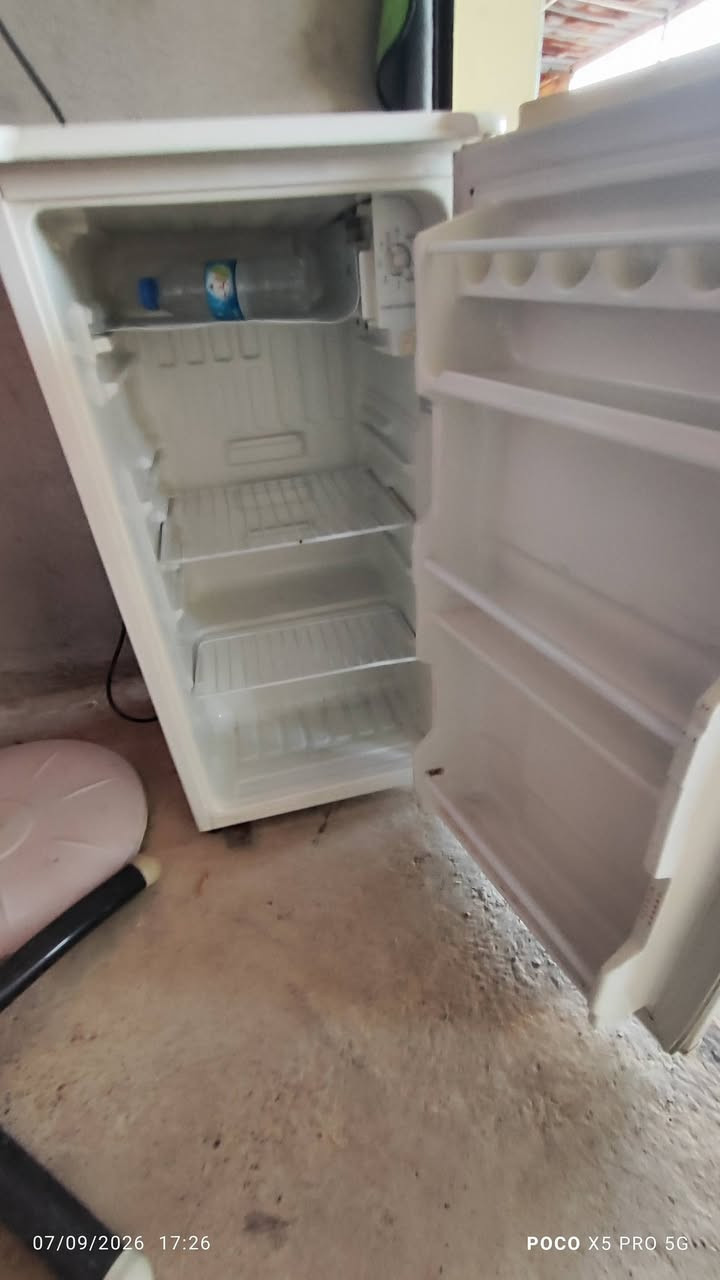 ثلاجه حجم صغير شرط شغل ونظافة كما موضح بالصور 
سعرها ٦٥ الف نقد فقط والسعر نهائي 
للاستفسار مراسلة الصفحه او الاتصال ***********
تلول ناصر الشارع العام قرب مفرق الشويرات
