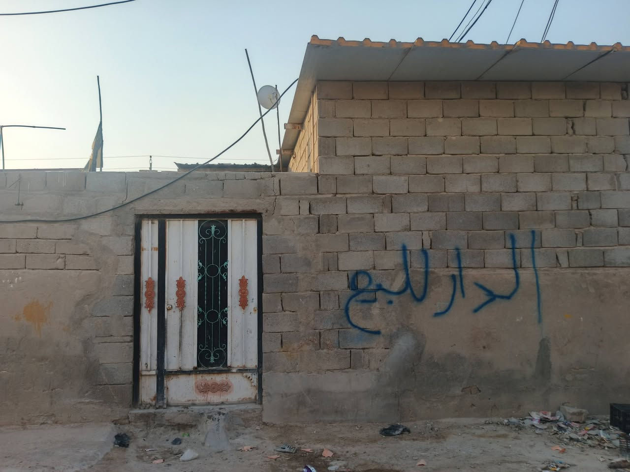 سلام عليكم بيت للبيع المساحه 100متر البيت كافت الخدمات بي ماي وكهرباء مكان البيت الزبير /قرب محطتت البانزين وقرب حي القاد اسم المنطقه حي القدير /البيت يحتوي على قرفتين وديوان اليدوان طوله 5او عرضه 4/الديوان سراميك ولبيت صب ويحتوي علا حمام ومرافق البيت عارضينه 12وبي مجال لشراي /التواصل عله هاذه الرقم/***********
