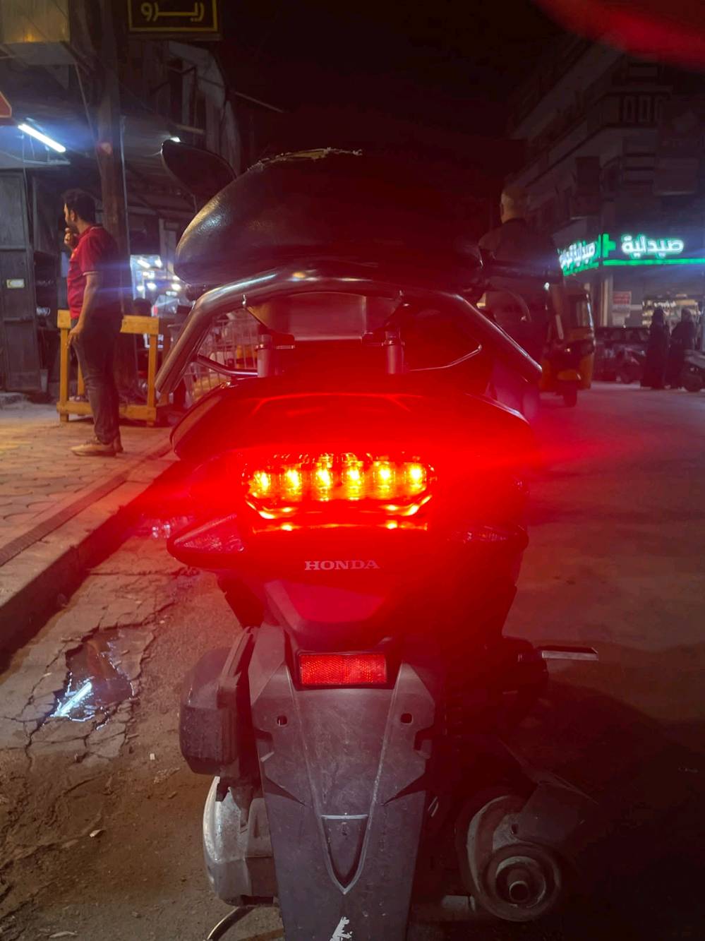 للبيع بي سي اكس pcx جيل ثاني ياباني GF جي اف اعلى فئه ياباني لون احمر ماروني 
ماشيه 40.000 اربعين ألف 
كلجات نضيفه 
نوزل نضيف 
تايرات امامي خلفي نظيفه جدد 
الدراجه برغي مامبدل بيها 
على وضع شركه 
مكينه كفاله كفاله كفاله 
يحتاج الها غسله فقط 
عنوان بغداد الكرخ الثالثه الحريه السلام 
السعر المطلوب 14 وبيها مجال 
***********