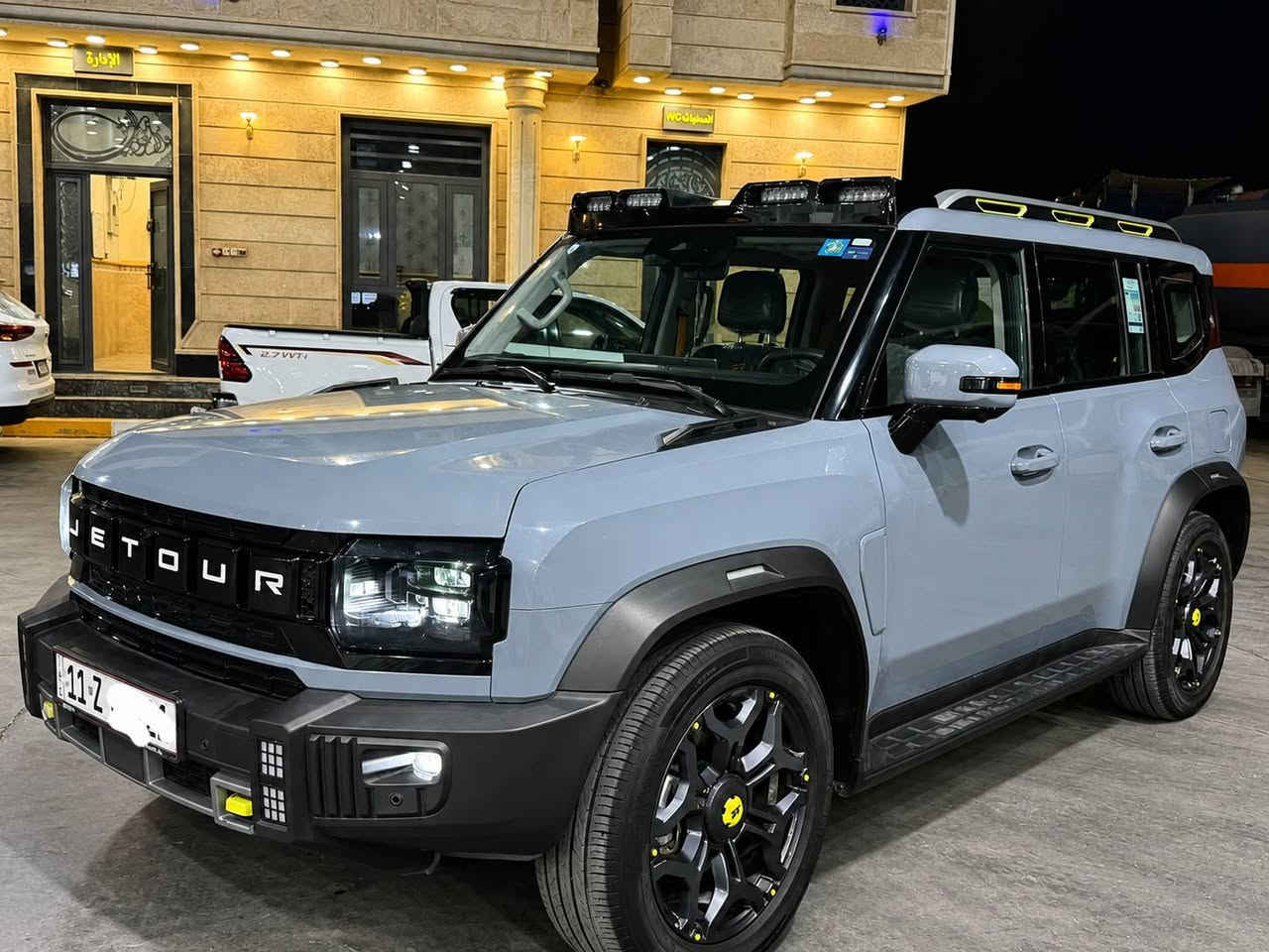 للبيع او المراوس بفئه اقل يفضل هايبرد
السعر 41 وبي مجال 
 جيتور T2 بلك ان هايبرد ( اسمنتي)
 هايبرد موديل2025 (PHEV / i-DM
المحرك والأداء
ضمان هارلم
* محرك بنزين تيربو سعة 1.5 لتر (4 سلندر).
* نظام هايبرد قابل للشحن (Plug-in Hybrid).
* محركان كهربائيان.
* القوة الإجمالية: 375 حصان (280 كيلوواط).
* عزم الدوران: 610 نيوتن.متر.
* ناقل حركة 3DHT أوتوماتيكي.
* التسارع من 0 إلى 100 كم/س: 7.5 ثانية.
* بطارية LiFePO₄ بسعة 26.7 كيلوواط ساعة.
    * 129 كم (CLTC).
    * حوالي 100 كم (WLTC)، وهو
* تدعم الشحن الخارجي لأنها سيارة PHEV.  
الأبعاد.
التجهيزات
* شاشة وسطية كبيرة 15.6 بوصة.
* شاشة عدادات رقمية.
* كاميرا 360° مع ميزة الرؤية
* مثبت سرعة متكيف (ACC).
* المحافظة على المسار.
* تحذير التصادم والكبح التلقائي.
* فتحة سقف بانورامية.
* شحن لاسلكي للهاتف.
* مقاعد كهربائية مع التهوية
* 6 وسائد هوائية.
* نظام الثبات الإلكتروني.
* مراقبة النقطة العمياء.
* تحذير مغادرة المسار.
* المساعدة في البقاء داخل المسار.
* الكبح التلقائي في حالات الطوارئ.
مرقمه كامله باسمي 
 رقم التواصل :: ***********
