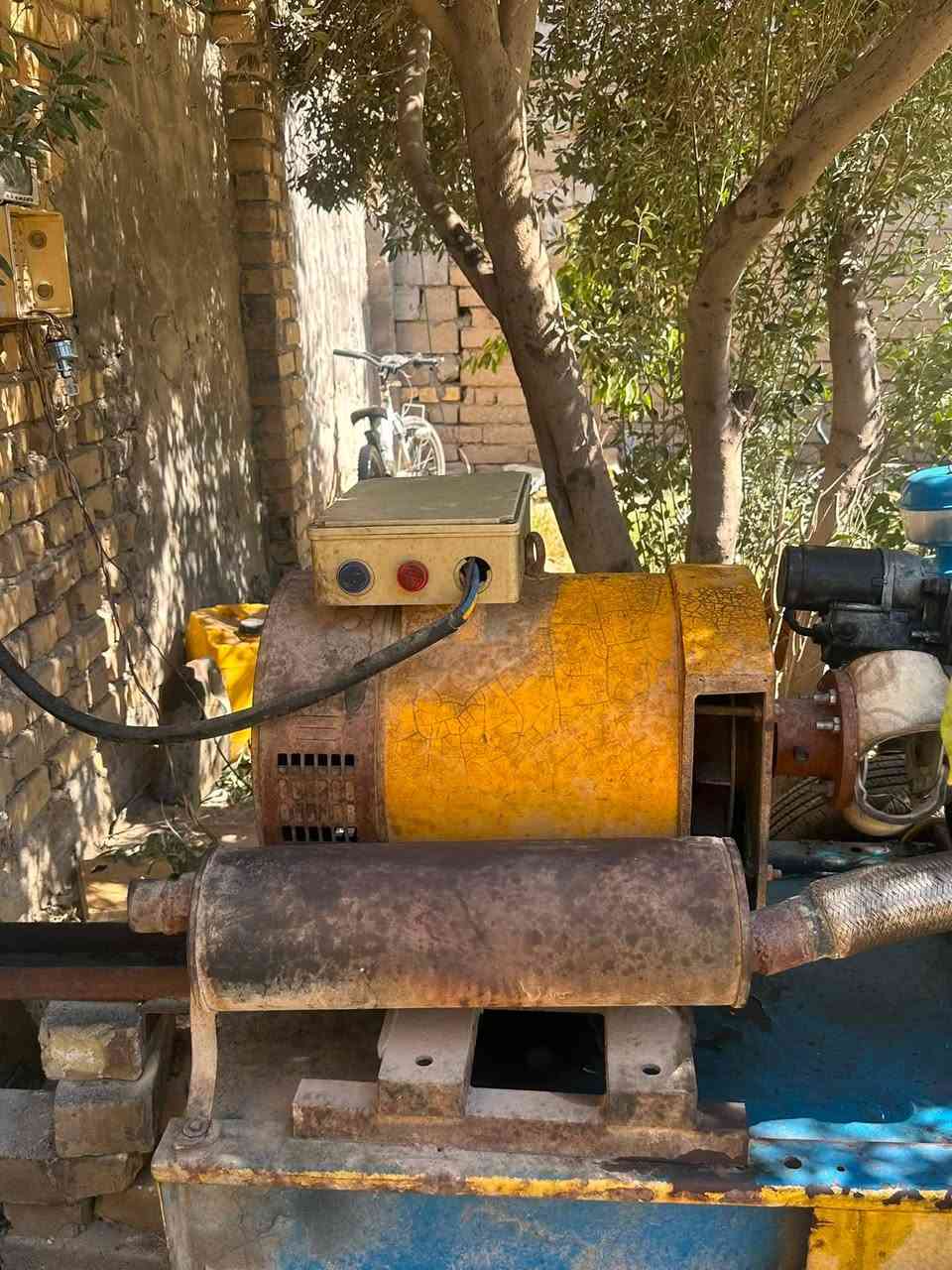 سلام عليكم للبيع مولده كيه محرك 2700/1راس توليد 30 كيفي 120 أمبير ثري فيز راس توليد محرك مكفولات ***********
