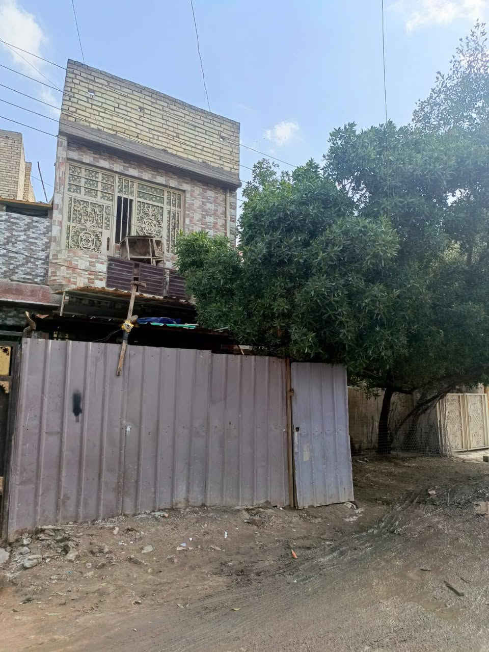 ***********بيت للبيع  ٤٠  متر واقع حال ٤٢ في منطقة الشعب خلف متوسطة صلاح الدين مقابيل سوق الصبح من جهة حسينيه الأنصار
