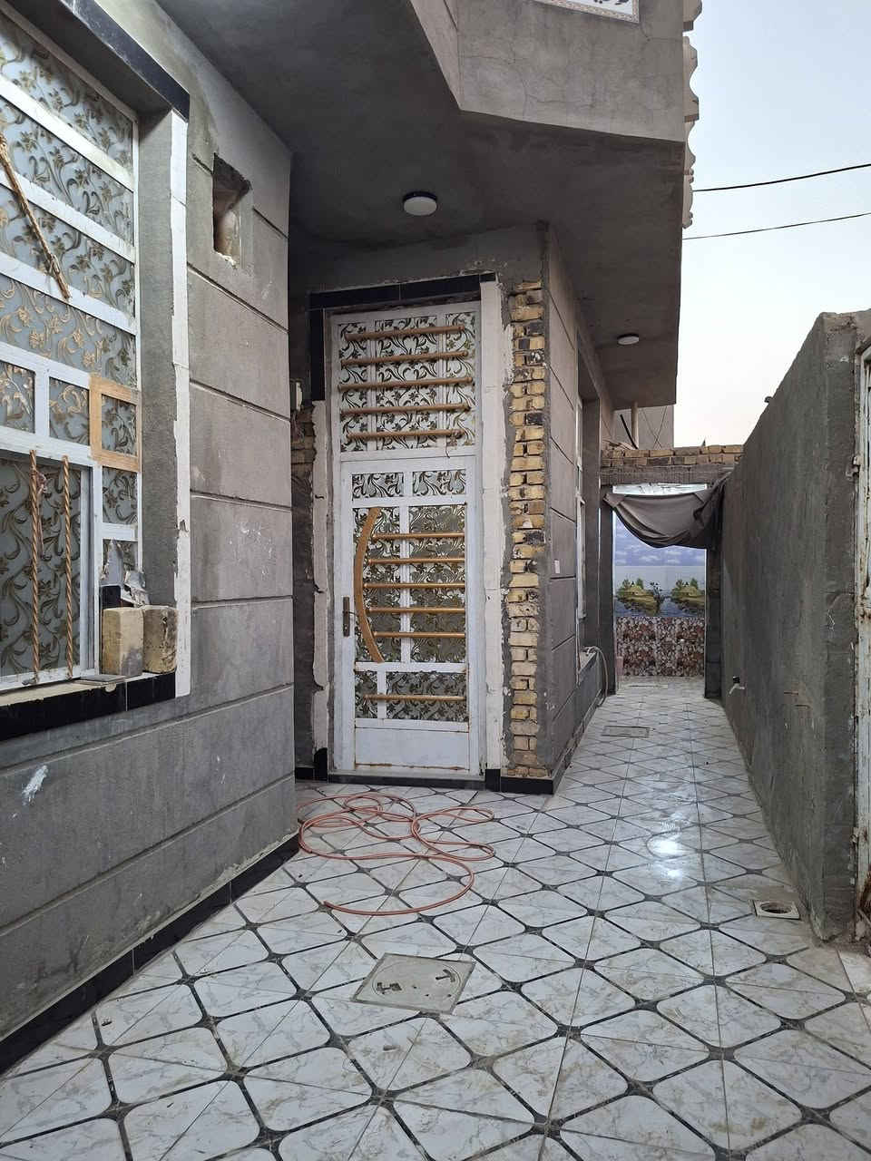 دار للبيع ركن ١٠×١٠ زراعي سند ٢٥  السعر ٥٥ مليون وبي مجال نادر الثالثه  حي السجاد  الاتصال بالرقم  *********** عرض الشارع  ١٠ متر
