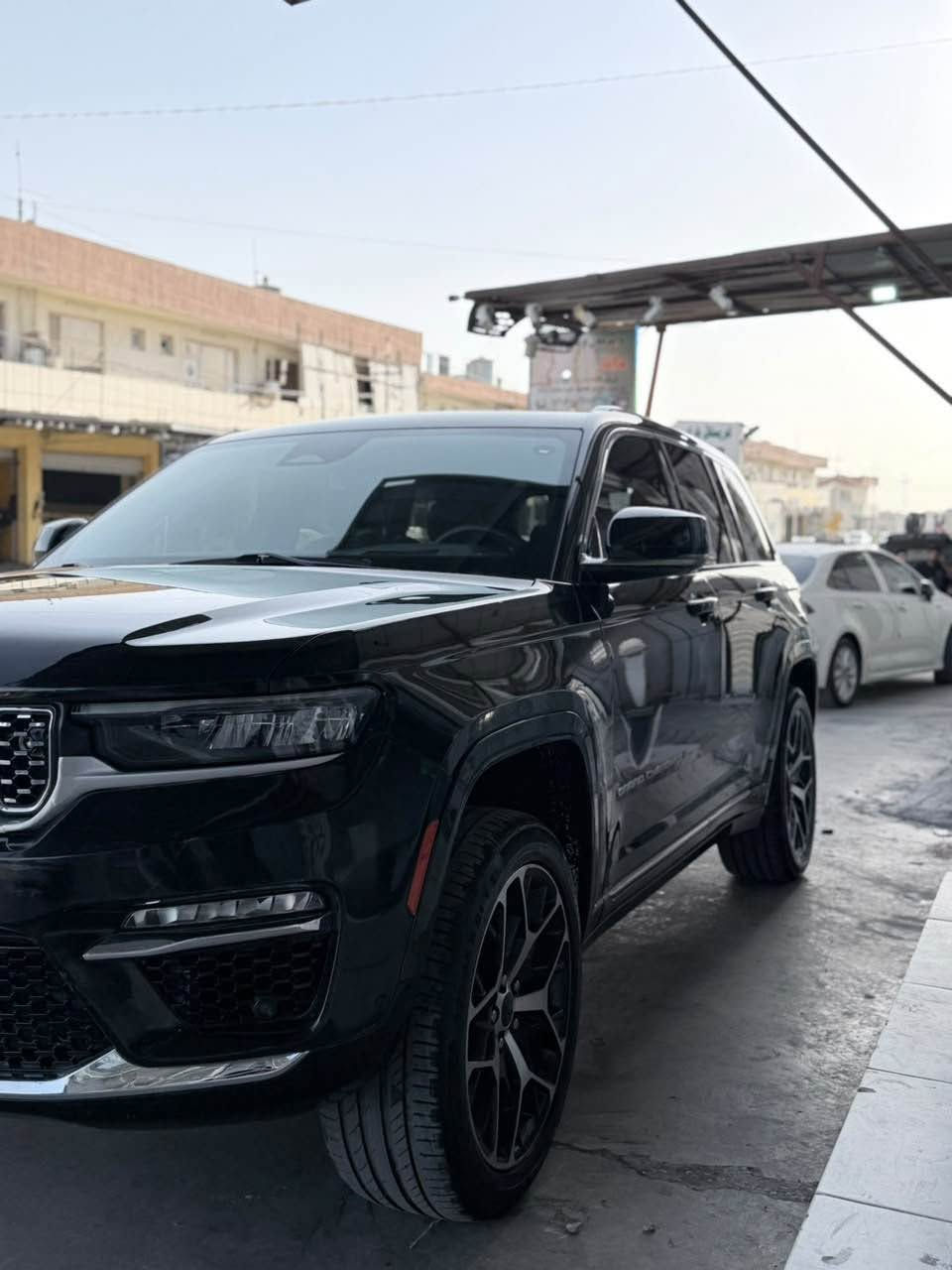 jeep grand cheroke summet 2023 
سەیارەکە فول مواسەفاتا
ڕاداری پێشەوەو تەنیشتەکان 
کامیرە ٣٦٠ 
داتاشۆ 
هەمو کوشنەکانی ساردو گەرمن 
دو کوشنی پێشەوە مەساجە 
سێ مۆد کوشن خەزن 
گێڕ ماوس 
دەبڵ ئەکسل و دەبەڵ هەوای
چوار شاشە 
برێک بەسمە
*********** 
پانۆ ڕاما
بەسمەو شەخال
ئاوێنە شەفت و کارەبای و ڕادار  
سندوق شەفت و شاپ
مەکینەی شەش پستۆن 
بۆنیتو چاملخی سەیاق پێشەوە گۆڕاوە 
چوار تایەی لۆکی لە ژێرە
مەکینە ٦ پستۆنی بێ تۆڕبۆ 
سحری ٣٦٠ محامەلە

2023 (Jeep Grand Cherokee Summit
 المحرك: 6 سلندر (بدون توربو)
 حالة البودي: تبديل بونيد وجاملغ أمامي جهة السائق فقط.
 الإطارات: 4 إطارات جديدة (زيرو).
أبرز المواصفات (فول مواصفات):
 الشاشات والعرض: 4 شاشات، شاشة عرض على الزجاج (داتاشو / Head-Up Display).
 المقاعد: جميع المقاعد تبريد وتدفئة، المقعدين الأماميين مساج، ذاكرة حفظ وضعية المقاعد (3 أوضاع).
 القوة والتحكم: جير ماوس، دبل أكسل، هيدروليك (دبل هوائي).
 أنظمة الأمان والرادار: رادار أمامي وجانبي، رادار على المرايا الجانبية.
 الكاميرات: كاميرا 360 درجة.
 الأبواب والصندوق: تشغيل بصمة، تشغيل عن بُعد (شغال)، صندوق كهربائي (شفط وشاب)، مرايا جانبية كهرباء وشفط، بريك بصمة.
 السقف: بانوراما.
 السعر: 360 ورقة ($36,000) وقابل للمعاملة.
 رقم الاتصال: *********** أربيل, العراق
