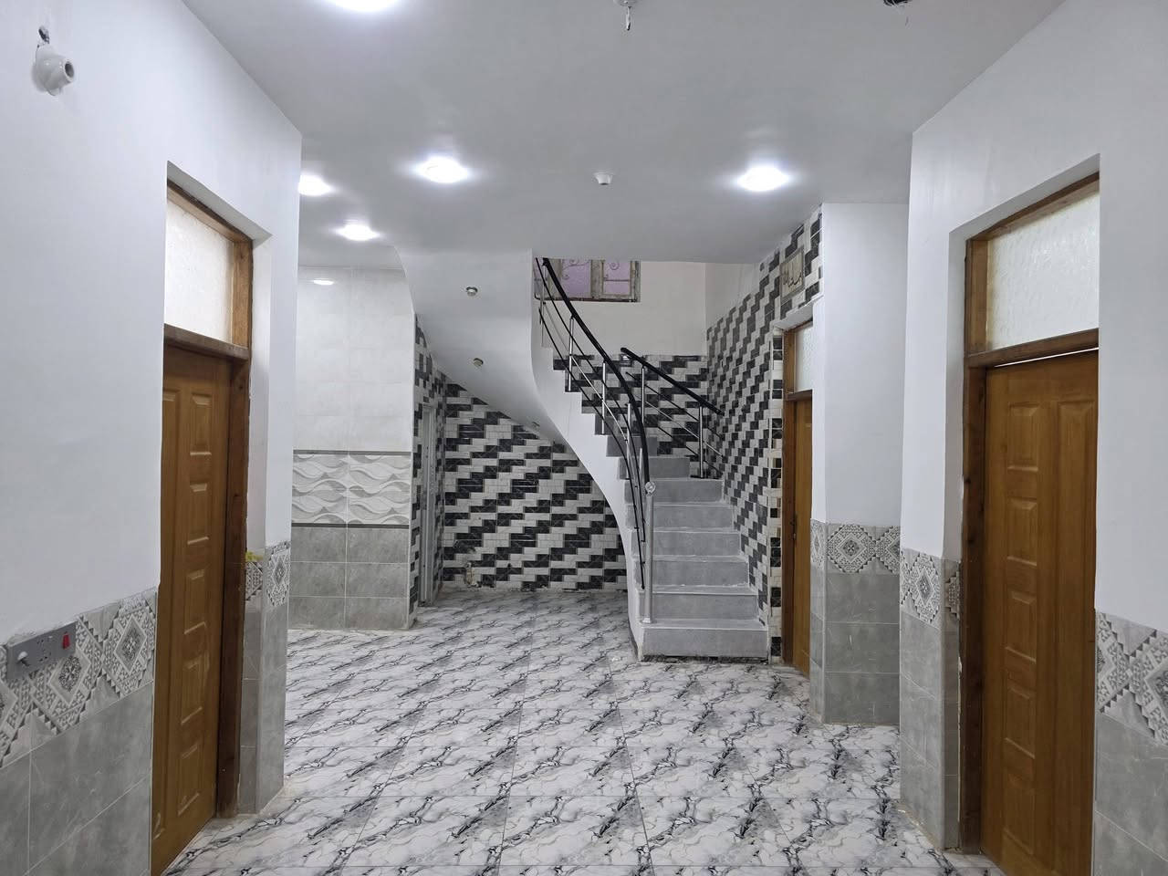 بيت للبيع مساحه مربع ١٦٠م ركن كوت حي الحكيم شارع الوائلية على الشارع  صب يبعد عن الشارع العام ١٥٠م تفاصيل بناء طابوق يحتوي على غرفتين وصاله ومطبخ واستقبال وكراج وحديقه السعر ٧٠ مليون وقابل للتفاوض للاستفسار والاتصال مراجعه مكتب دلاليه احمد السعيدي عنوان المكتب قرب حسينيه بيت خليفه الاتصال *********** ***********
