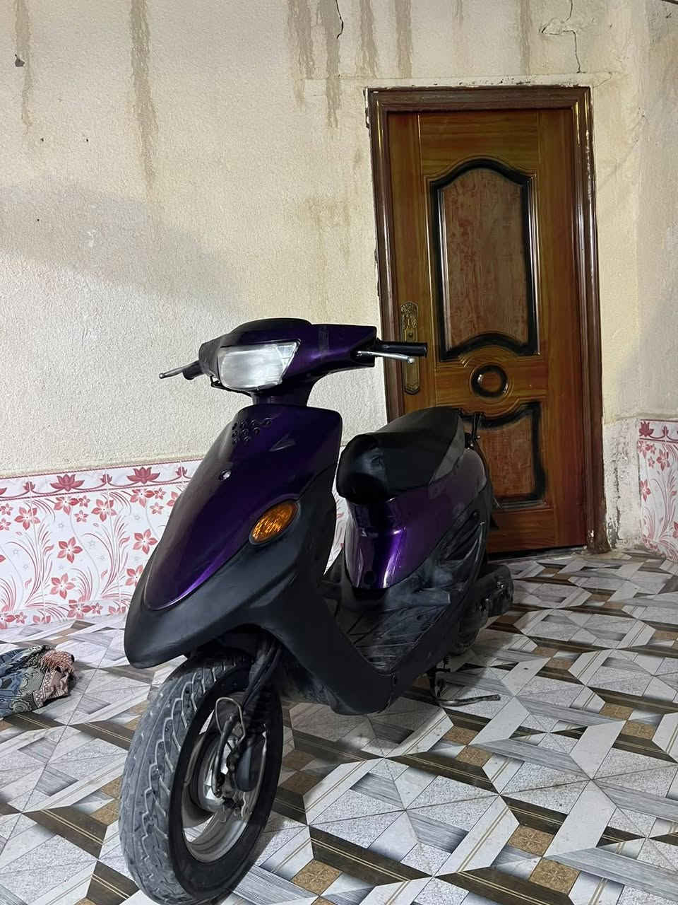 سلام عليكم دراجه للبيع تسع ازروف دراجه نضيفه ما مفتوحه كزوز جديد كفرات جديده كلجات جديده كهربائيات شغاله سلف شغال دراجه حلوه توا مرتبها على أيدي ... سعر على  خاص رقم ***********
