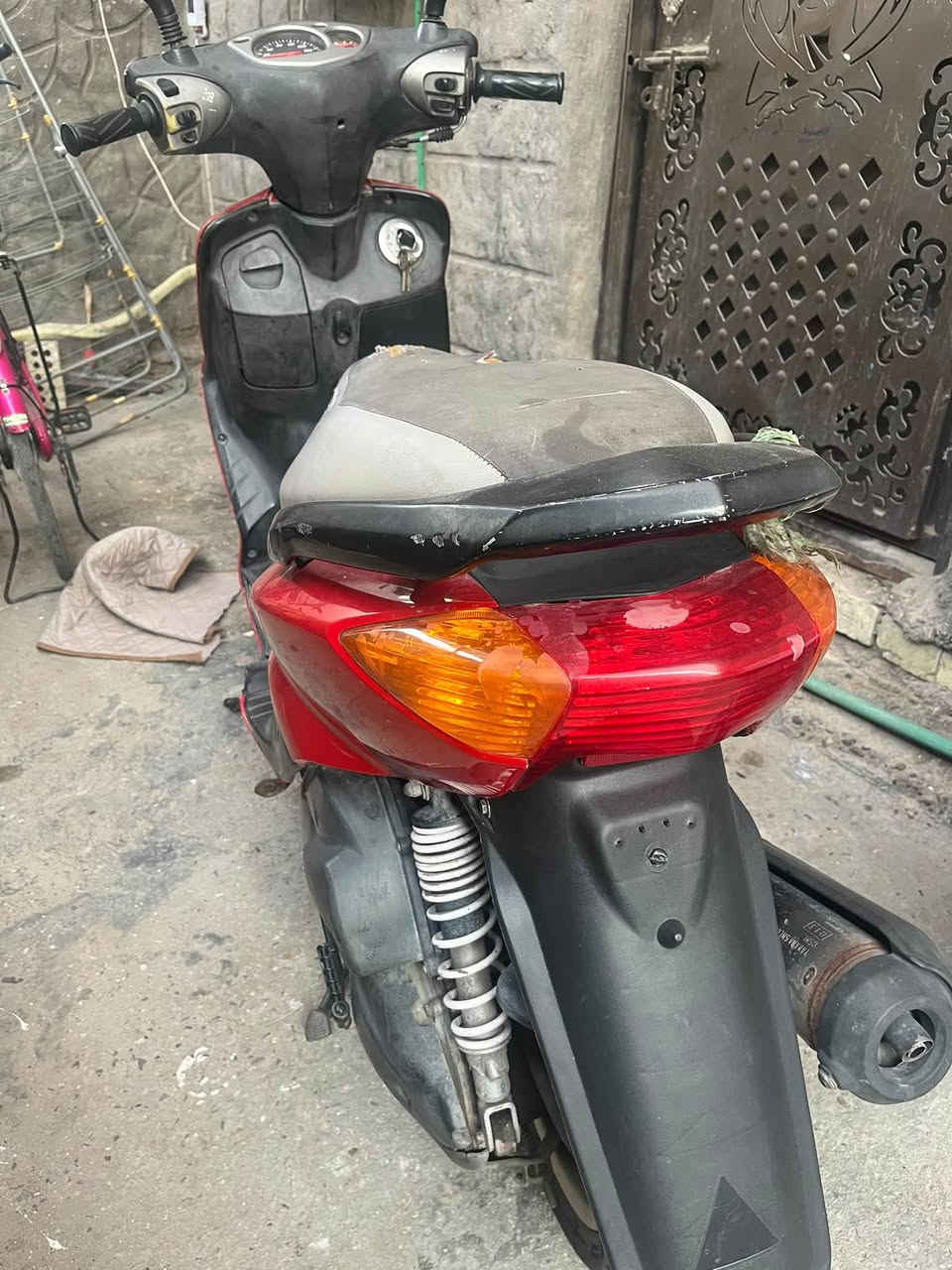 سكنس نثية گوري اوراقها موجوده بدون رقم ، الدراجه مال بيت غراضها بلاديه اغلبها عدا الگفرات تجاري الكابريتر بلادي قبل فتره خليته تاير خلفي جديد مابي بنجر واحد كهربائيات شغالات گلهن الدراجه عليها ادامه كامله منين ما تجيها گامله البيع للحاجه الدراجه بس ناقصها دوشمه الگشن شوي بيه شك اما الباقي مكفول من الالف للياء من ناحيه البريك والهندر والمكينه والسلف نص نكره مثل متشوفون بالفديو السعر 600 وبيه مجال حك الجيه المكان بغداد السيديه ع رقمين موجود *********** 
***********
