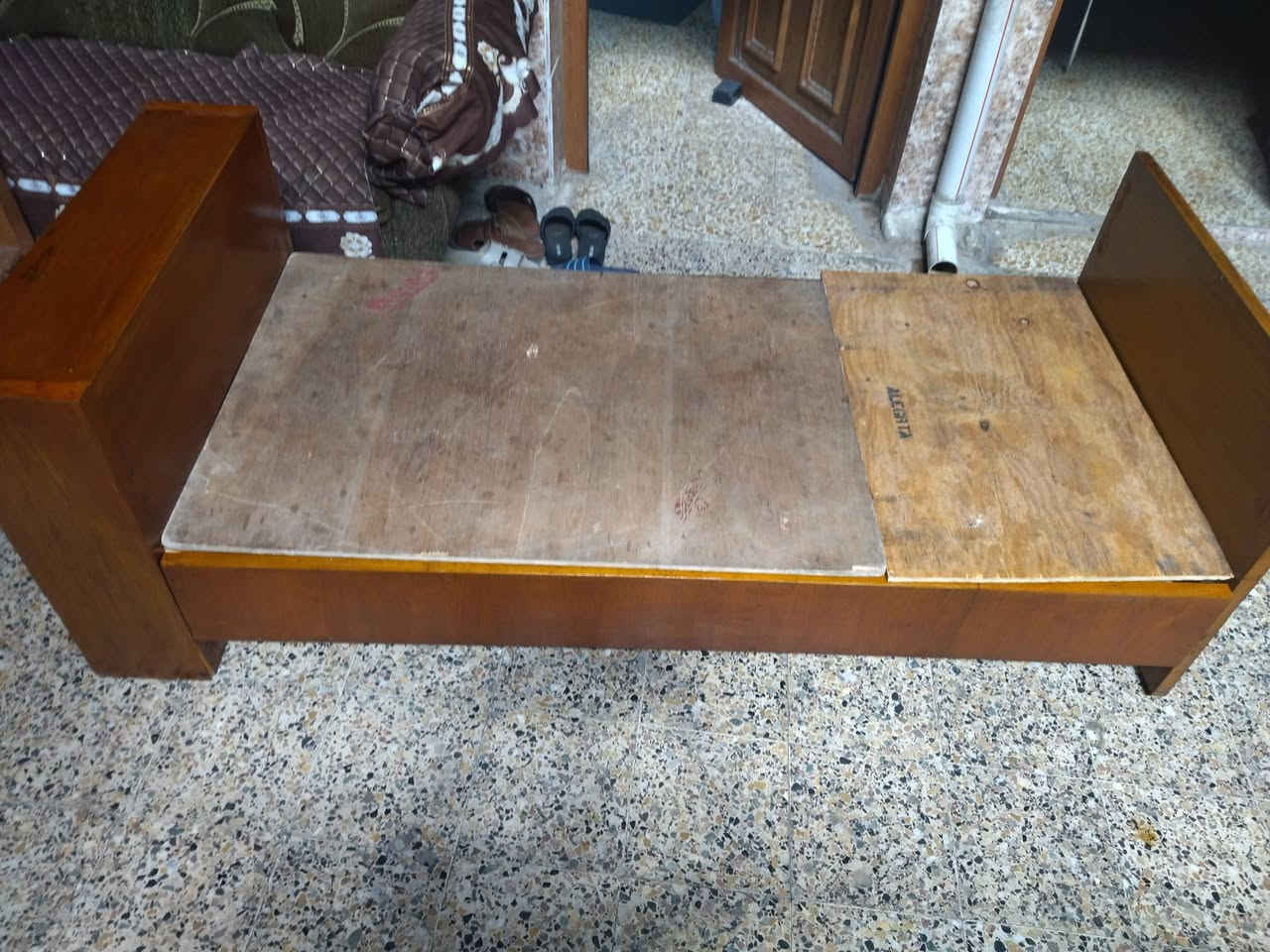 السلام عليكم تخت للبيع جديد نضافه فول السعر 35بيه مجال الطيبين 🙂 المراجعه ***********
