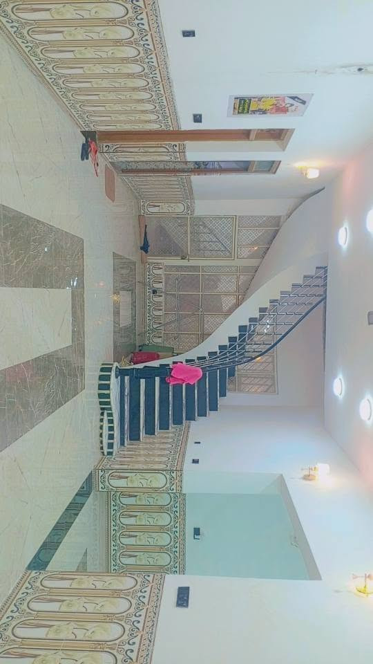 ​✨ فرصة ذهبية لا تعوض.. لقطة لعشاق الفخامة والاستثمار الراقي في الديوانية! ✨
🏠 بيت حالي للبيع في " التقية الثالثة "
موقع تجاري وسكني استراتيجي يملي العين، مساحته الإجمالية 400 متر، ومساحة البناء الضخمة تفوق الـ 280 متر (تصميم حديث مو قديم، بناء درجة أولى).
🔥 ملاحظة ذهبية: البيت برغم فخامته السكنية، يصلح وبكل جدارة أن يكون "مدرسة أهلية نموذجية" أو "مقر لشركة ضخمة" نظراً لمساحته وتوزيعه العبقري!
​📍 العنوان بالتفصيل الممل:
التقية الثالثة • شارع مجمع الروان (التبليط) • أول فرع على اليسرى • شارع 40 العريض والحيوي.
​📐 التفاصيل والمواصفات الخرافيـة:
​🟢 الطابق الأرضي (الفخامة من أول خطوة):
​واجهة البيت : 15 متر.
​حديقة أمامية تفتح النفس + كراج سيارة واسع + كراج خدمي إضافي صغير.
​مطبخ كبير جداً (حار وبارد) ببطنه مخزن مرتب لغراض البيت.
​صالتين كبار (وحدة مركزية وسطية والثانية صالة غرف النوم المريحة).
​استقبال فخم جداً تغليف مغربي درجة أولى مع نقوش مغربية أصيلة تتباهى بيها كدام ضيوفك.
​غرفتين نوم رئيسية قريبة على الخدمة.
​مجمع صحي متكامل.
​درج صاعد للطابق العلوي من مرمر درجة أولى.
​أرضية البيت كلها بورسلين إسباني درجة أولى + ممر محيط على داير البيت بالكامل.
​🔵 الطابق الأول (العلوي المستقل):
​3 غرف نوم بحجم كبير ومريح.
​صالة عائلية كبيرة وواسعة.
​مجمع صحي متكامل.
​مطبخ تحضيري لخدمة الطابق.
​عدد 2 سطوح واسعة تكعد بيها وتشم الهوا النظيف.
​💎 معلومات إضافية تريح بالك:
​البناء حديث وكلشي بيه نظيف ما يحتاج فلس إضافي.
​المنطقة متكاملة الخدمات 100% (ماء، كهرباء، تبليط، أمان).
​طابو زراعي (سند 25) ومكتمل المعاملة وجاهز للتحويل الفوري.
​💰 البيت ينطق فخامة وموقع ورزق.. لا تفوت الفرصة 
​📞 للاستفسار وتفاصيل أكثر، الاتصال حصراً على الرقم:
[***********]
