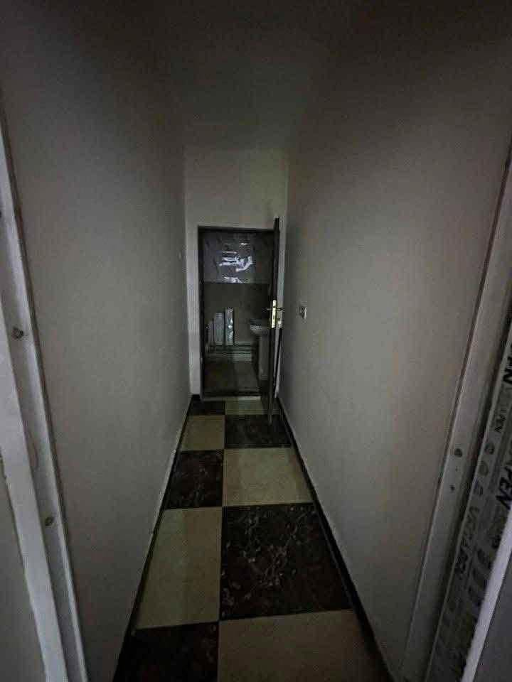 🏡 للإيجار في السيدية 🏡
📍 الموقع: السيدية – مربع جامع شاكر عبود
🏠 المساحة: 110 م²
🛏️ 3 غرف نوم
🛋️ صالة
🍽️ مطبخ
🚿 خدمات متكاملة
✨ البيت نظيف جدًا وجاهز للسكن.

💰 بدل الإيجار: مليون

📞 للاستفسار والمعاينة:***********ي
 ￼
