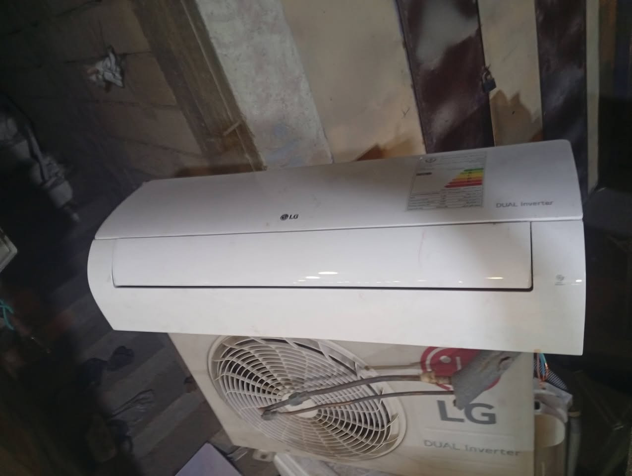 للبيع بي كرت عاطل وبدون بواري داخليه شغاله مابي ريمون عل هلوضع نضيف جدا الجي انفيرتر  واحد طن سعر 125 الف قفل مكاني حله الكفل *********** بي واتساب
