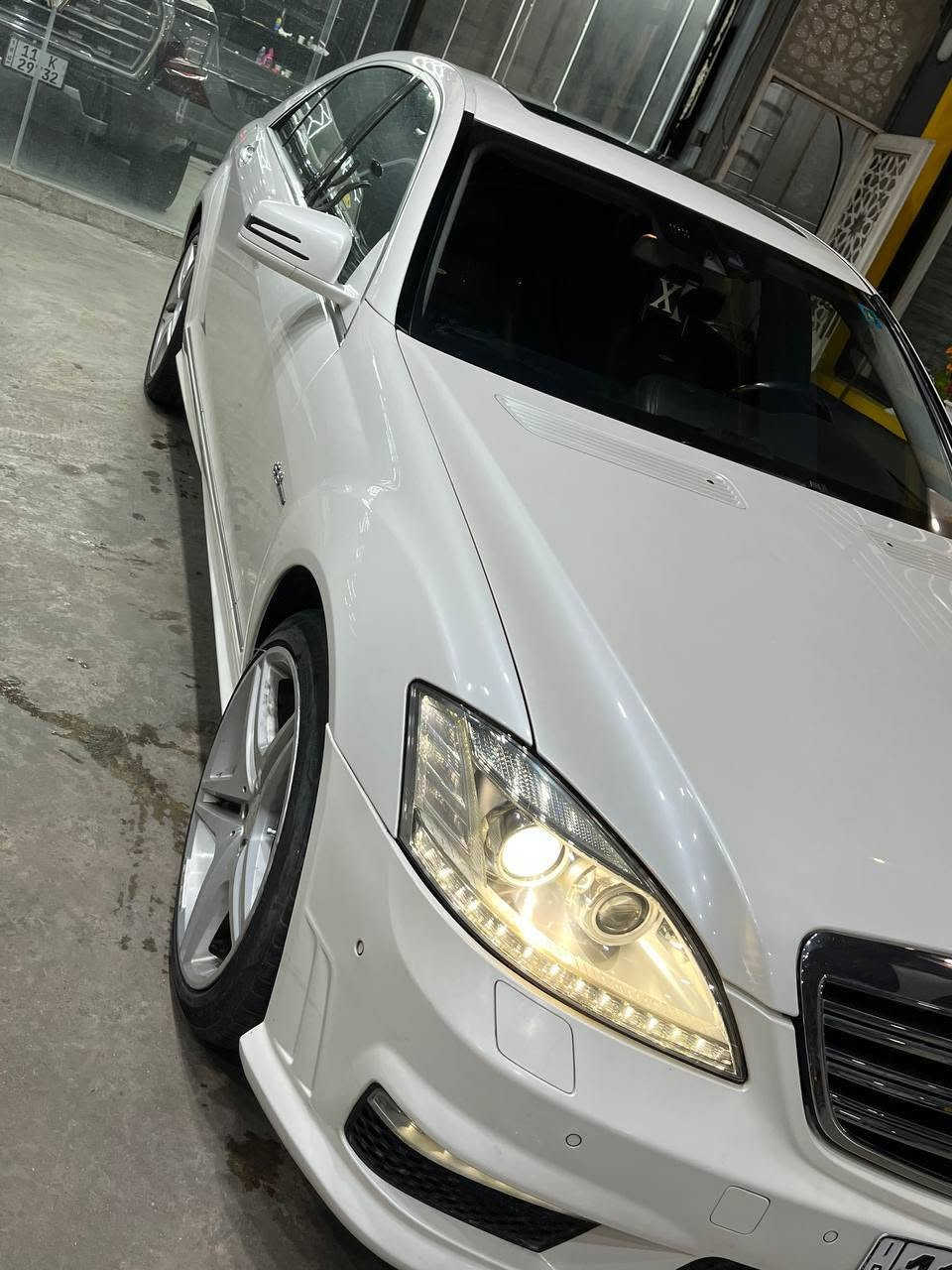 مرسيدس S63 محرك 550
المواصفات:

*وارد يابان

* باب طويله (الرئاسي) 

*موديل 2010

*السيارة ماشية 130بعدة زيرو 
*محرك 8 سلندر  (5500)

*رقم بغداد دولي بأسمي 

*نظام چوبلس (تصعيد وتنزيل السيارة عن طريق الجكات)

*كراسي امامي وخلفيه كهرباء مع خزن ميموري

*بيبان شفط 

*صندوك شفط

*مكينة كير كفاله 

*دواخل السيارة كلش نظيفة

*سستم صوت Harman/Kardon

*شاشه السياره دواره يمين ويسار 

*تدفئة تبريد كشنات

*بردة خلفية

*بردات جام الأبواب الخلفيه 

*ناظور ليلي

بيها هواي مواصفات 
السعر اتصل وبل خدمة 
***********
***********
