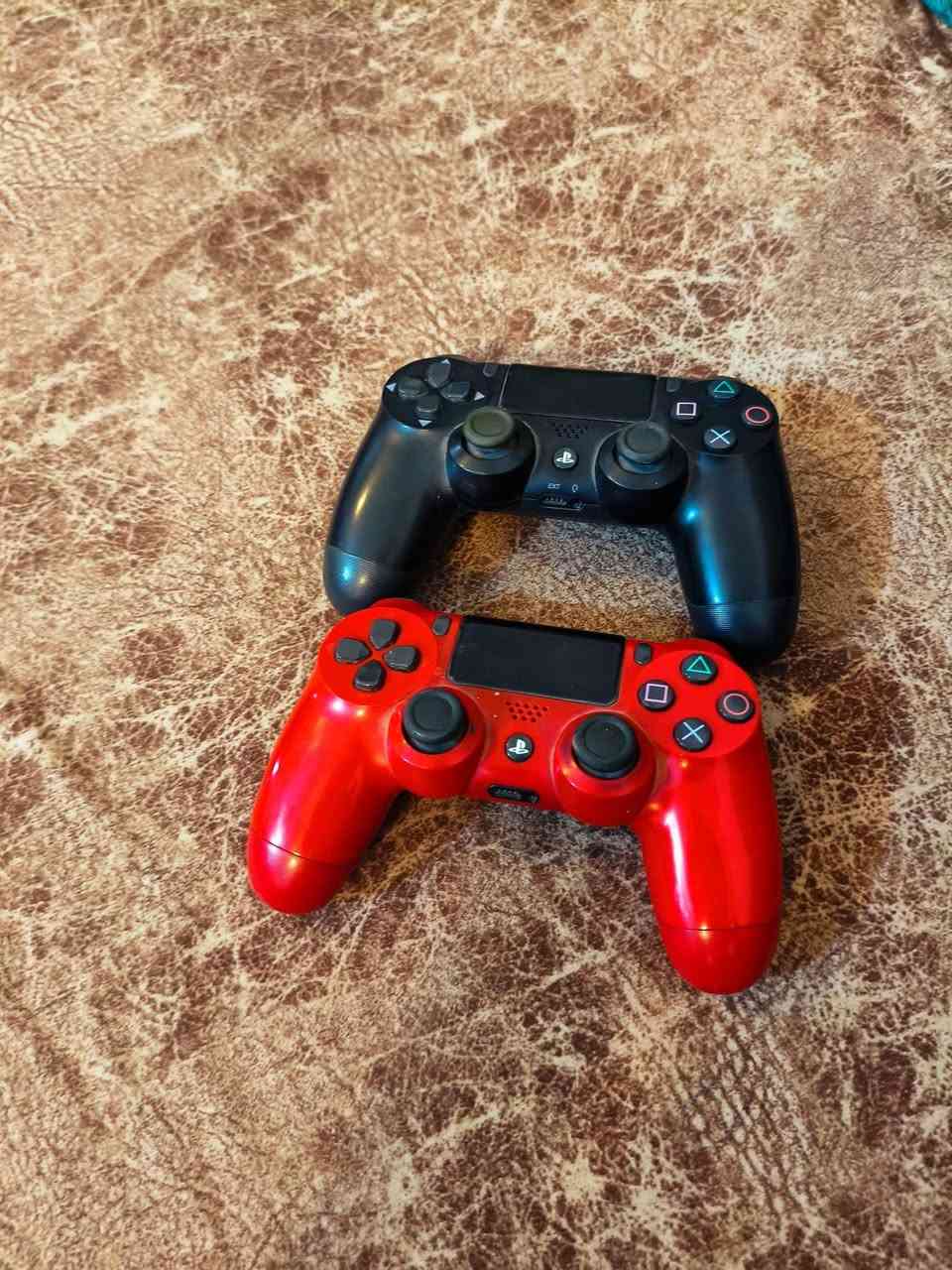 🎮🔥 للبيع PS4 مهكر ونظيف 🔥🎮
• سلم PS4 سعة 500GB
• يدتين وحده اصليه والثانية تجاريه 🎮🎮
• مهكر
• ويا 5 ألعاب:
🎮 GTA V
⚽ FIFA 26
⚽ PES 26
🎮 Good For
🎖️ الحرب العالمية الثانية
• الجهاز ما مفتوح ولا داخل صيانة نهائيًا ✅
• كامل الملحقات
• الجهاز نظيف وبحاله ممتازه 

💰 السعر: 275 ألف وبي مجال 
📍 بابل - الحله - حي البكرلي 

📩 للتواصل يراسلني خاص 
او واتس ***********
