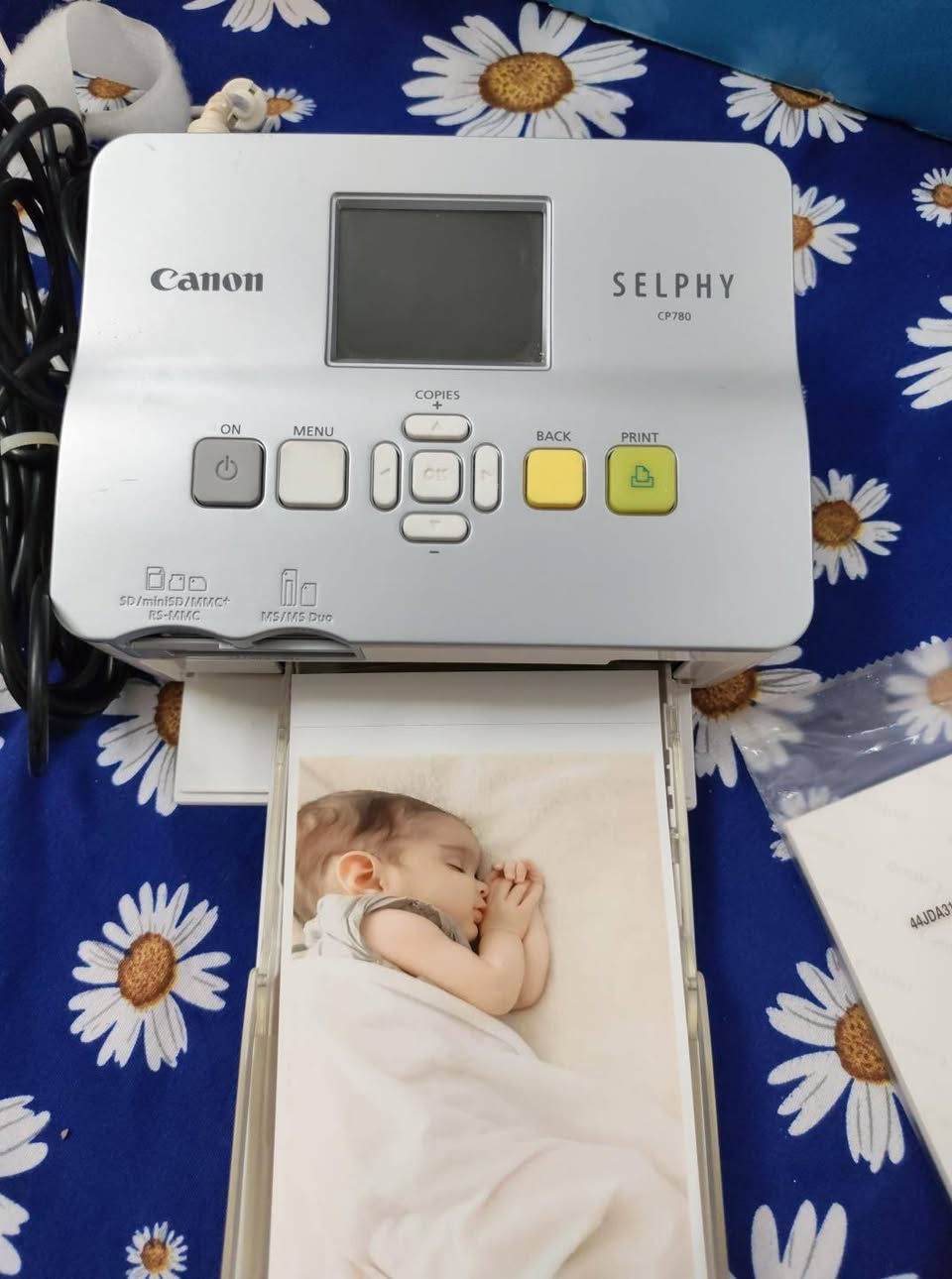 السلام عليكم
للبيع Canon SELPHY CP780 📸
طابعة صور احترافية بتقنية Dye-Sublimation، تعطي صورًا بجودة عالية ومقاومة للماء والخدوش.
المواصفات:
طباعة صور 10×15 سم خلال حوالي 47 ثانية.
شاشة LCD ملونة 2.5 بوصة.
تدعم الطباعة من بطاقات الذاكرة وUSB.
ألوان ثابتة وجودة مختبرات التصوير.
سهلة الاستخدام ومناسبة  للاستخدام المنزلي.
الحالة: مستعملة قليل كلش ونظيفة. الملحقات: الشاحن ودرج الورق  والورق 
السعر: 75 الف 
📩 للاستفسار أو التواصل عبر الخاص.
الهاتف : *********** 
بغداد _ البلديات
