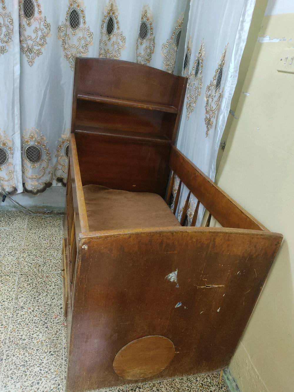 تخت اطفال للبيع مع الدوشك خشب ثقيل السعر 35 المكان حي العامل ***********