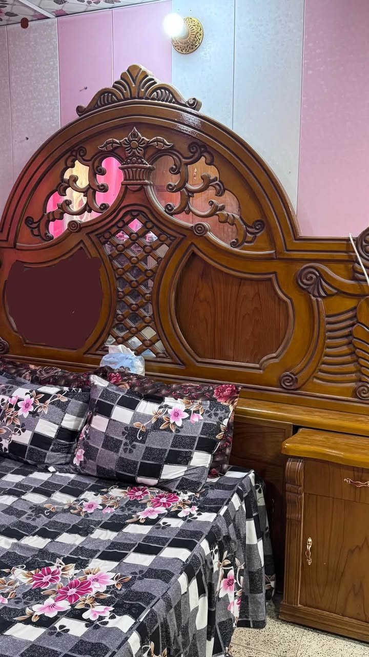 السلام عليكم غرفة للبيع نجاره عراقيه 
خشب درجه اولى
ثقيله وضخمة كلش 
الكنتور والزاوية عرضه 5 متر 
والارتفاع 2 و45
الاستفسار الاتصال ع الرقم 
***********
