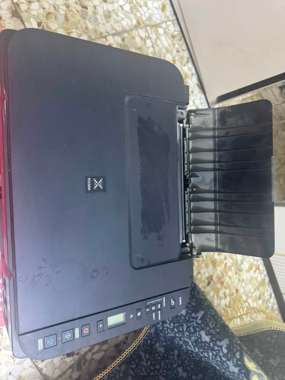 المواصفات

الموديل: Canon PIXMA G3410
النوع: طابعة متعددة الوظائف (4 في 1)
طباعة
نسخ (Copy)
سكانر (Scan)
اتصال لاسلكي (Wi-Fi)
نظام الحبر: خزانات حبر قابلة لإعادة التعبئة (MegaTank).
دقة الطباعة:
حتى 4800 × 1200 dpi.
سرعة الطباعة:
أبيض وأسود: حوالي 8.8 صفحة/الدقيقة.
ملون: حوالي 5 صفحات/الدقيقة.
دقة الماسح الضوئي (Scanner):
حتى 600 × 1200 dpi.
الاتصال:
Wi-Fi
USB 2.0
تدعم الطباعة من الهاتف عبر تطبيق Canon PRINT.
سعة درج الورق:
حوالي 100 ورقة.
الأحبار المستخدمة:
Black: GI-490 BK
Cyan: GI-490 C
Magenta: GI-490 M
Yellow: GI-490 Y
إنتاجية الحبر التقريبية:
الأسود: حتى 6000 صفحة.
الألوان: حتى 7000 صفحة.
أنظمة التشغيل:
Windows
macOS
Android
المشكله يلي بيها يطلع خضار جوانب الورقه
السعر :200
العنوان : بغداد الإسكان شارع 23 خلف مدرسه النبراس 
الرقم: ***********
