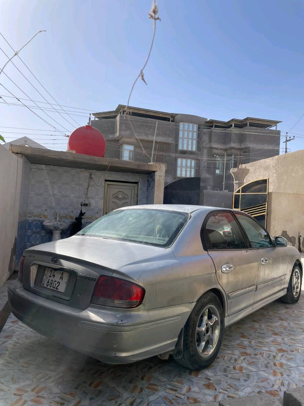 سوناتا 2005، سيارة نضيفة تحتاج كم شي بسيط
، رقم بصرة سنويا بأسم الوالد تحويل ثاني يوم.
وين موقع السيارة بالضبط؟ (أي محافظة/منطقة): 
محافضة البصرة-قضاء شط العرب-نهر حسن
شنو مواصفات السوناتا بالضبط: 4 سلندر لو 6 سلندر؟ وكم ماشية؟: 
4 سلندر- محرك دوش 2000- جديد بس يحتاج أدامة - ماشية 370،000
شنو الشغلات البسيطة اللي تحتاجها تحديداً؟ وهل بيها أي رش، صدمة، أو حادث سابق؟: 
وارد امريكي 
صور حادثها بامريكا جدََا بسيط السيارة مرشوشة جمالية.
السعر شكد نهائي؟ وبيها مجال للمعقول لو السعر ثابت؟: 
بيها مجال