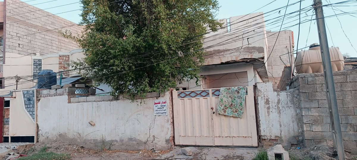 السلام عليكم ورحمة الله 
داران للبيع الاول ركن مساحته 200م يحتوي الطابق الارضي على غرفة نوم+هول +استقبال+مطبخ +صحيات ويحتوي الطابق الاول على 4 غرف نوم+صحيات @
الدار الثاني مساحته 200م يحتوي الطابق الارضي على استقبال+هول+ غرفة نوم +صالة معيشة +مطبخ +صحيات+
يحتوي الطابق الاول على غرف نوم عدد 2.
الموقع /بعقوبة حي اليرموك الثالثة  المربع الاخير يبعد مسافة 80متر عن شارع الرازي السايدين الجديد.للاستفسار 
***********
*********** واتساب
