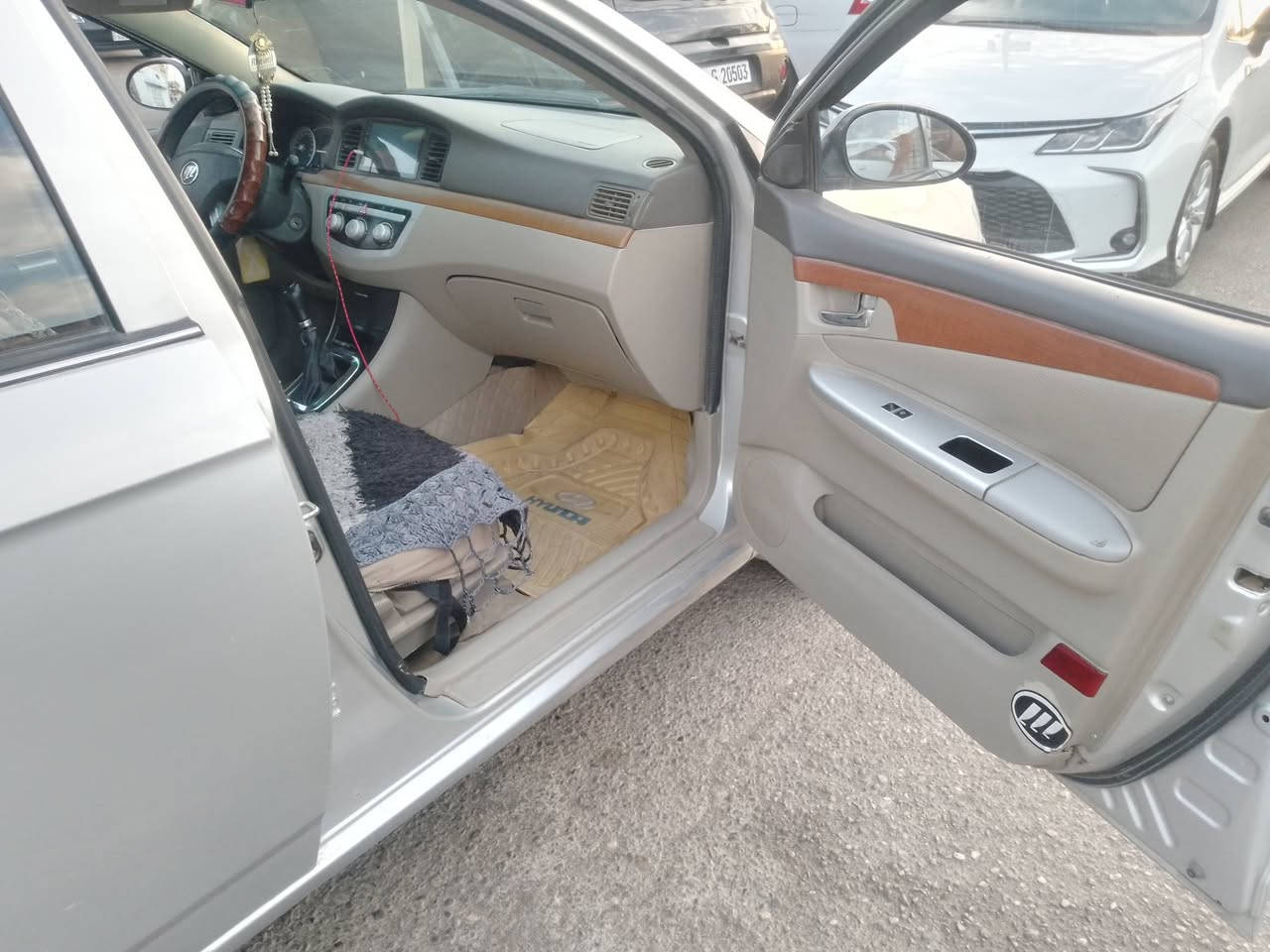 ليفان620
موديل2012

بدون صبغ

محرك وگير شرط

تبريد شغال

باسمي شرط التحويل 

***********

***********
