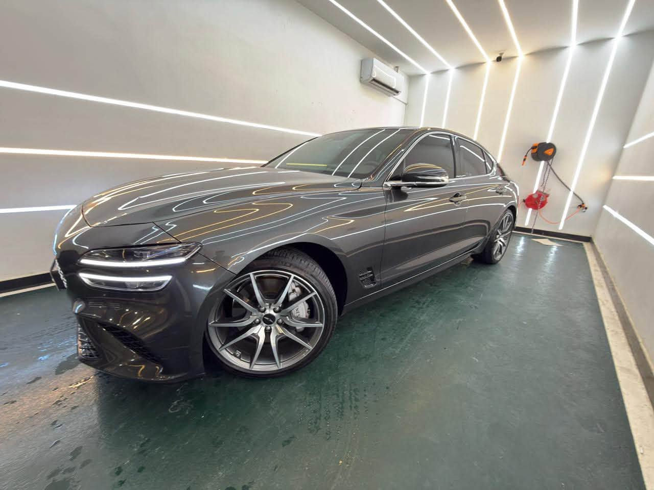 🔴Genesis g70 2025.
🔴 المسافه:المقطوعة : 9000  ميل.

🔴الفئه: ادفانس تو ويل (دفع خلفي) 

🔴حجم المحرك :2.5L turbo

🔴لوحة السيارة :بغداد (باسم البائع)

🔴الون : رصاصي + دواخل بيجي 

🔴حادث السيارة :بنيد راجع بارد بدون تبديل او صبغ او فتح

🔴المواصفات:

- 5 وضعيات قيادة (eco- normal-sport-sport plus- costume)  

- لانج كونترول

Auto Hold -

- شاشة كبيرة

- كشنات امامي تدفئة تبريد 

- كشنات كهربائية + ميموري

- تدفئة ستيرن

- ستيرن كهرباء

- كامرات ٣٦٠ درجة

- حساسات امامي خلفي

- سقف كنتارا

- بريكات برمبو ٦ بستم بلادي

- جامات اوتماتيك 

- سايد بريك كهربائي بصمه

-تبريد قطعتين 

- رادارات امامي وخلفي وجانبي

- نظام تحديد المسار

- مري شفط +اشارة + تعتيم

- لايتات LED امامي خلفي

- دخول ذكي مع انارة ترحيب

- قيادة ذاتية

- تحديد مسار + مثبت سرعة تفاعلي يدوس بريك ويمشي تلقائي

🔴للتواصل:***********

متوفر واتس اب او اتصال

— في ‏‏بغداد‏‏.
