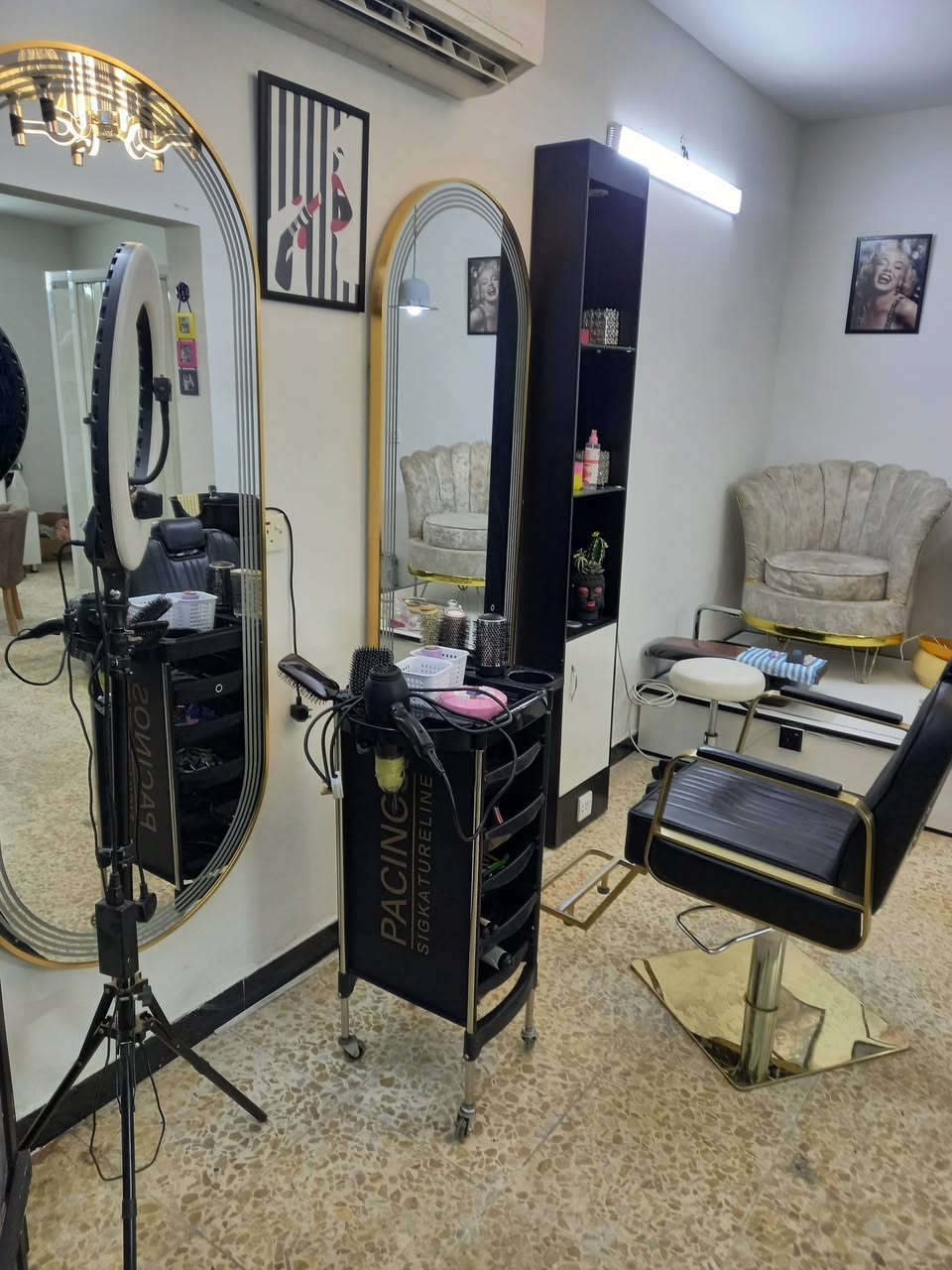 صالون للبيع جاهز جديد غير مستخدم كمل وما فتحنا وبعد مادخلت بي ولا زبونه العنوان بغداد الاعلام سوق اميمه كلفني اكثر من ١١ مليون واريده ب ٦   للاستفسار مراسله الواتساب

***********
