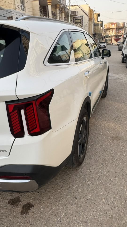 السلام عليكم
Kia Sorento 2025 
فول مواصفات رقمها اربيل 
ماشية ١٢ الف 
السيارة مكفولة كفالة عامة من كلشي 

خمس كاميرات
كشنات جلد تدفئة تبريد
تسخين تبريد
بانوراما 
شحن لاسلكي
داتا شو 
الصندوق الخلفي كهربائي
ويل ١٩ 
حساسات جانبية
٦ سلندر 
كير ماوس 
بريك طوارىء خلفي( اي شي خلف السيارة تلزم بريك تلقائيا)
تبريد ٣ قطع
٧ راكب 
ضمان ٥ سنوات
السيارة مدوشمة دوشمة اصلية

السيارة زيرو من الشركة على ايدي

مكاني ديوانية 
للاستفسار خاص او واتساب ***********
