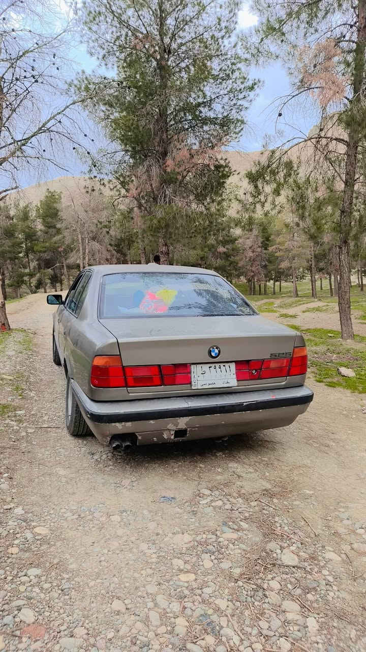 Bmw 525 مسكر عدله 
موديل 1991 وارد ياباني بدون حادث بيها مكانات خياس 
فتحه 
دبل جكمجه 
تخم تاير 
حداديه اماميه خلفيه بيدي مسويلها ادامه سياره حلوه مال جنيان 
غرفتها حلوه 
منضومه بانزين جديده من الفيتبم لل نوزلات بيها كزوز رياضي كيرها كهربائي  لاتاخير ولاتنقيص 
تبريد سويته بقه بس غاز وفريز 
عارضها 47 بيها مجال قليل 
عليها غرامه ٣٠٠ تنزل من السعر 
مكاني كربلاء ***********
