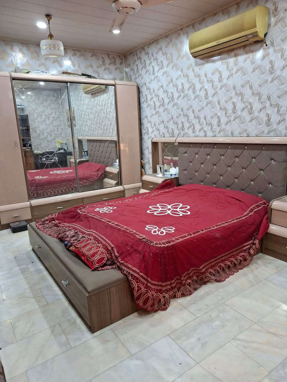 السلام عليكم
الديوان رايدة 250 الف وغرفة النوم مليون   تواصل على رقم ***********
