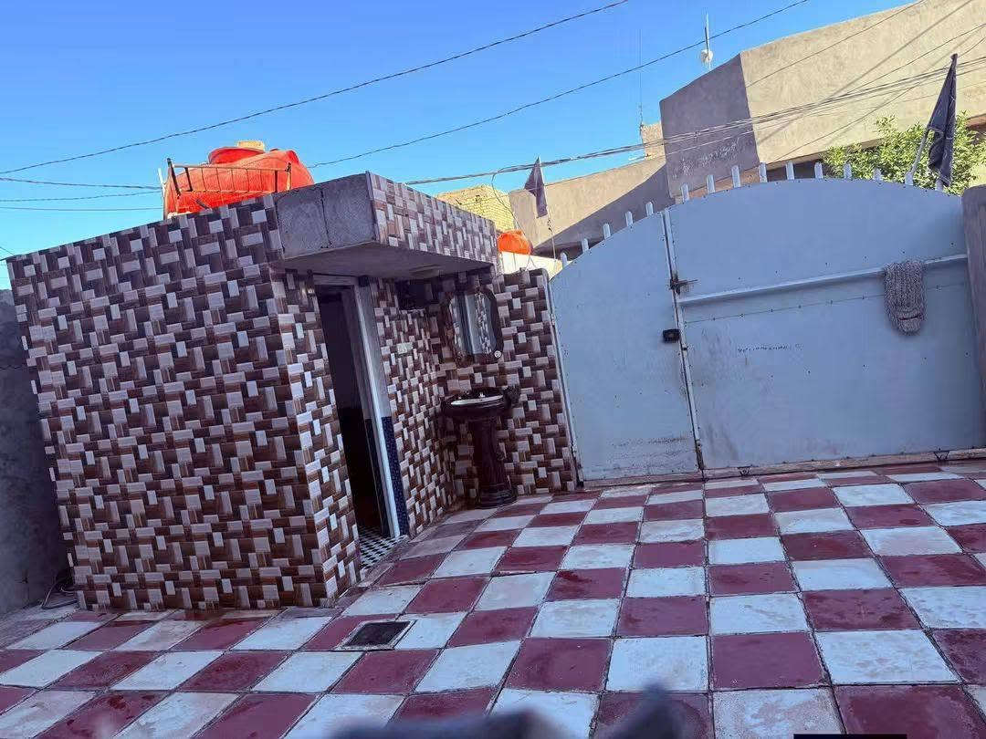 بيت للبيع مساحه 255متر غرفتين وهول ومطبخ وصحيات داخليه وخارجيه واستقبال كامل وجاهز مابي اي نقص مكان دبله شارع البصيره مقابيل الغسل   رقم ***********   باقي الصور خاااص
