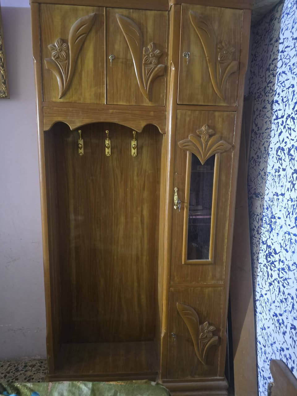 السلام عليكم غرفه نوم تسكام درجه اولا
الغرفه مامستعمله بس يحتاجله صبغ لان متروكه وخشبها زان اصلي 
***********
