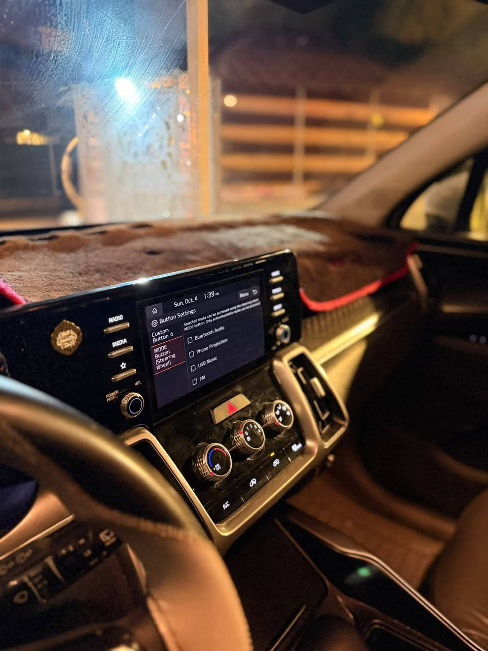 🚗 للبيع: كيا سورينتو 2023 (الشعار الجديد) - بحالة ممتازة جداً 🚗
​تفاصيل السيارة:
🔹 الموديل: كيا سورينتو 2023
🔹 اللون: أبيض لؤلؤي (GWP)
🔹 المسافة المقطوعة: 38,875 ميل فقط
🔹 المواصفات: وارد أمريكي (صنع مصنع جورجيا)
🔹 الرقم: أربيل (11 Z)  
​المواصفات والتقنيات:
• كوشن جلد أسود مميز مع فتحات تكييف خلفية
• شاشة لمس مركزية متطورة تدعم أبل كاربلاي وأندرويد أوتو
• تحكم كامل من الاستيرن
• إضاءة LED أمامية وخلفية
• ضربتها أمريكية بسيطة جداً (جاملغ ودعامية أيسر فقط) مصلحة درجة أولى
• السيارة جاهزة للبيع ومكفولة من الناحية الميكانيكية والشاصي  
​📌 السعر: [215 ورقة ]
📌 المكان: [بغداد ]
📞 للتواصل: [*********** ]
