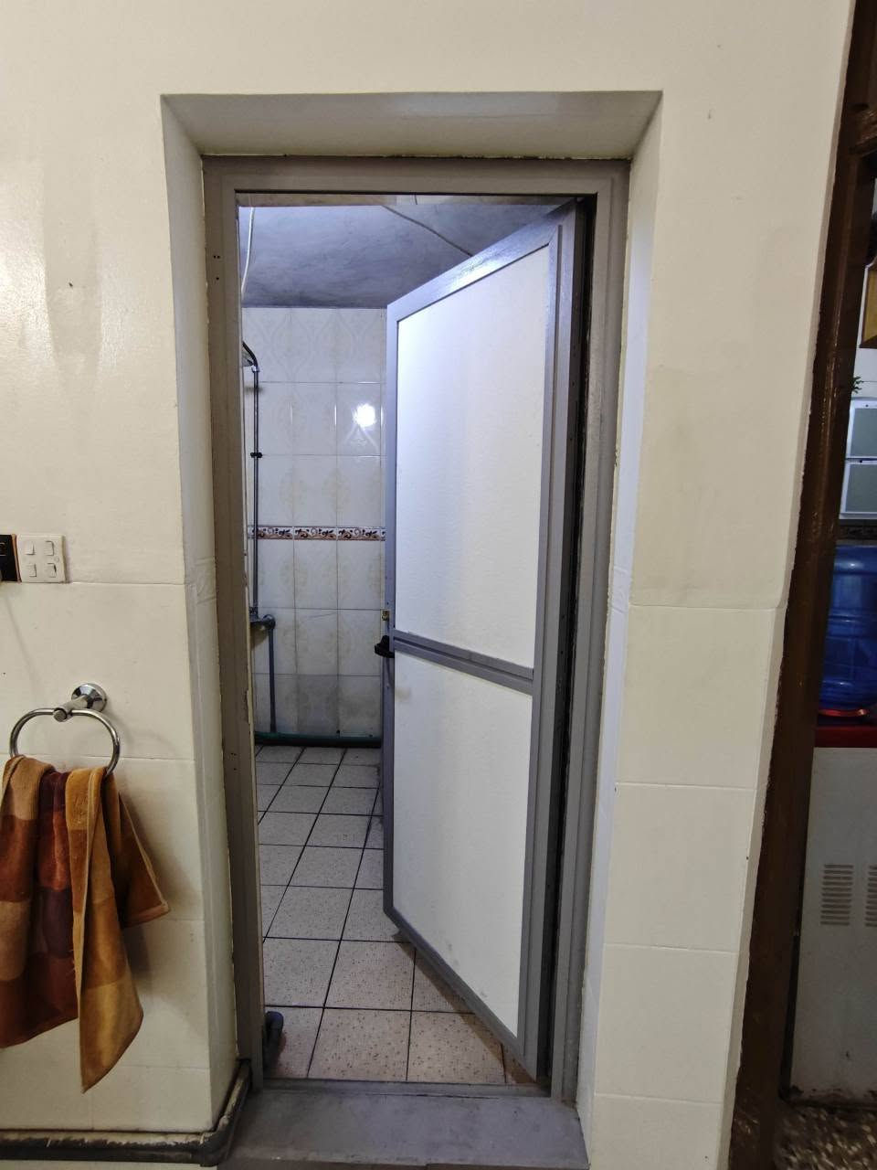 دار للبيع منطقة حي أور / ام الكبر والغزلان مساحة 150 متر 7.5×20 طابقين يحتوي على 5 غرف نوم بناء الطابق الأول 2010 والطابق الثاني 2023 حديث وايضا يحتوي على مخزن كبير في السطح السعر المطلوب 285 مليون بيت نظيف ومرتب وبالعافية على الياخذه للتواصل واتساب *********** بغداد, العراق
