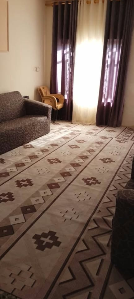 دار للبيع 250متر طابقين طهمازيه فرع مدرسة الهدف قرب الروائي الصغير الطابق الأول غرفتين وهول ومطبخ وصاله وطارمه جبيره وحديقه وممر داير البيت وصحيات داخليه وخارجيه والطابق الثاني غرفه وهول وصحيات وصطحين طابو زراعي 25للاستفسار اتصال ***********
