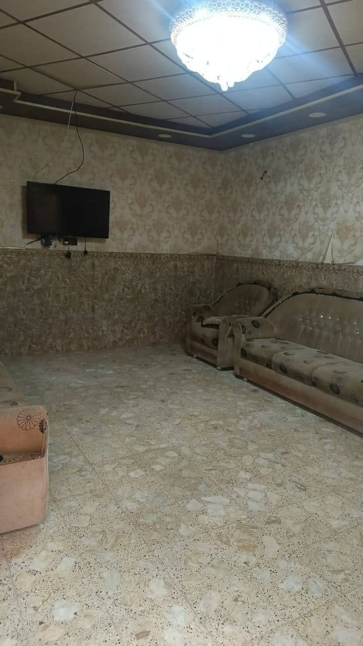 بيت للبيع في حي المطار شارع المطار القديم المساحه 150 متر متكون من غرفتين واستقبال وصاله والفوك صاله وغرفه طابو زراعي سنه 25 السعر 40 وبيه مجال للاستفسار الاتصال على الرقم ***********
