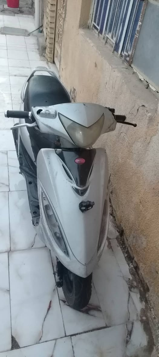 دراجه جي فور مفتوحه نظيفه سلف شغال كهربائياتها كلها تشتغل بيها شلعه مو طبيعه كامله ماعوزها اي شي السعر ب375 وبيه مجال
الاتصال على الرقم ***********
