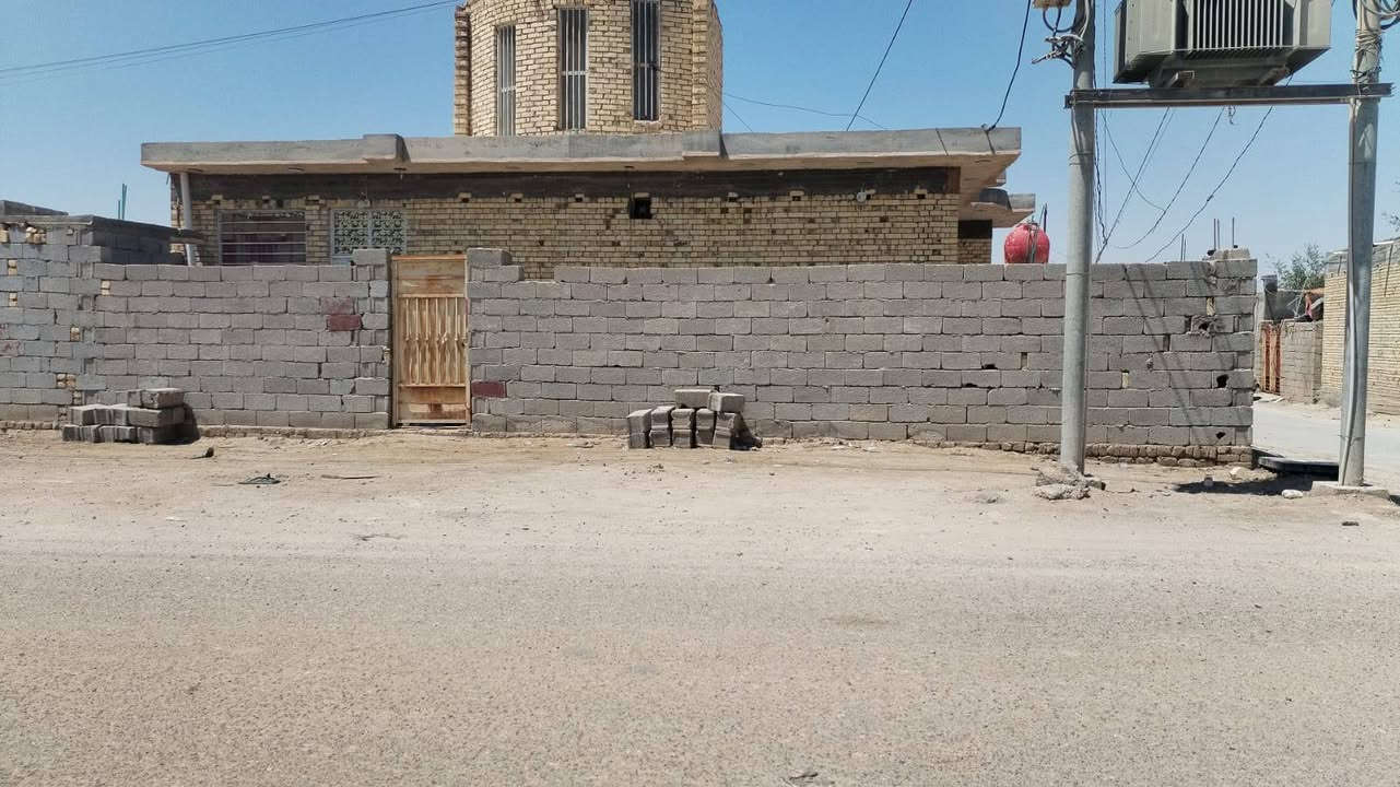 بيت للبيع حي الحسين مساحه ٢٥٠ غرفتين وصاله ومطبخ حار وبارد ديوانية منور حمامات خارج وداخل البيت كامل ما بيه نقص البيت كافت الخدمات موجوده ‏‪***********‬‏
