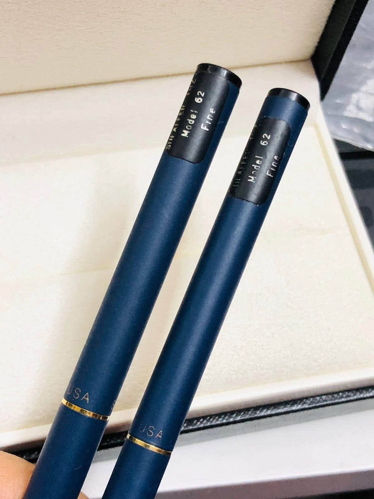 سيت أقلام شيفر ( Sheaffer) 
أمريكي اصلي انتاج الثمانينات 
حجري مع طلاء الذهب 
ريشه طلاء ذهب 
حبر - جاف - الحجم F  
السعر ٨٠  الف 
للاتصال ***********
