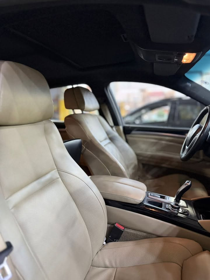 الصاروخ الالماني 🔥🔥
BMW X6 xDrive50i

وكالة العروش

موديل 2014 – f16

محرك V8 سعة 4.4 لتر Twin Turbo n63b44

445 حصان

650 نيوتن متر

قير أوتوماتيك 8 سرعات

دفع رباعي xDrive

✨ التجهيزات:

أعلى مواصفات / فل أوبشن

فتحة بانوراما

داخلية جلد أبيض

مقاعد كهربائية مع ذاكرة

تدفئة وتبريد المقاعد

شاشة iDrive كبيرة

ملاحة GPS

Bluetooth / USB

نظام صوت فاخر

كاميرات 360°

حساسات أمامية وخلفية

مثبت سرعة متكيف

رادار أمامي

نقط العمياء

تحذير مغادرة المسار

تحذير من الاصطدام الأمامي

شاشة عرض علوية

الرؤية الليلية

الدخول وتشغيل بدون مفتاح

تكييف أوتوماتيك

LED / Adaptive Headlights

باب خلفي كهربائي 

جميع أنظمة السلامة والمساعدة على القيادة

📍 المكان: بغداد

📊 الممشى: 180,000 كم

🎨 الداخلية: أبيض

للبيع فقط

للتواصل والاستفسار: ***********
