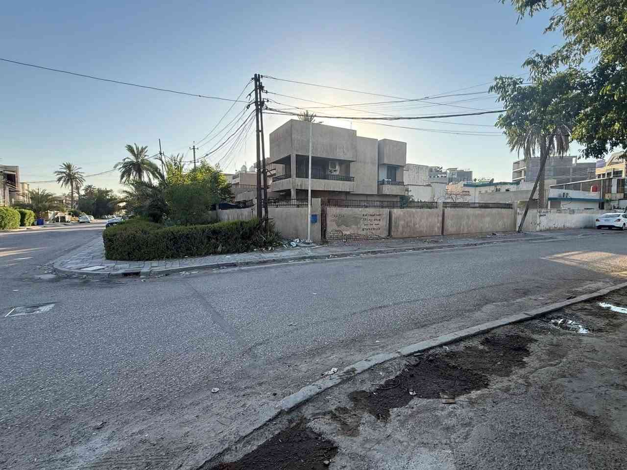 السلام عليكم دار للبيع 
في حي الجامعة شارع الربيع 
البيت ركن على شارعين 
مساحة العقار ٦٦٠ في السند 
واقع حال أكثر 
للاستفسار الاتصال 
***********
