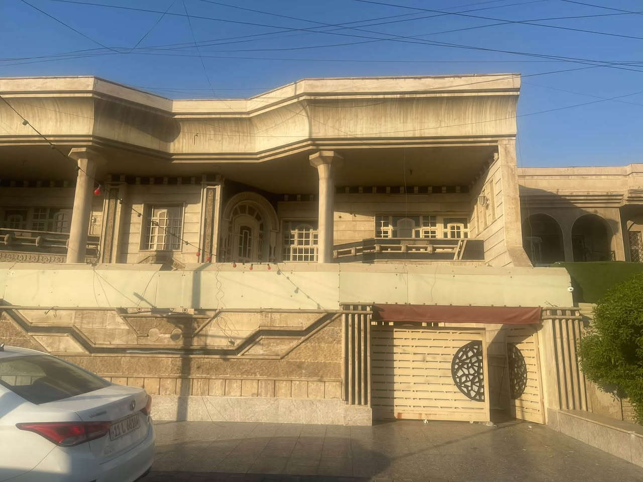 دار تجاري للايجار المساحه 200 متر يحتوي على كراج ومطبخ كبير واستقبال كبير بالوجهه وغرفتين نوم وخدمات والطابق الثاني ثلاث غرف نوم وخدمات الموقع شارع فلسطين العقاري محله 502 شارع مسرح الخيمه العريض مقابل الدكتور زكي نوح يؤجر شركة مذخر مخزن للاتصال *********** او *********** شركة الخيمه للعقار
