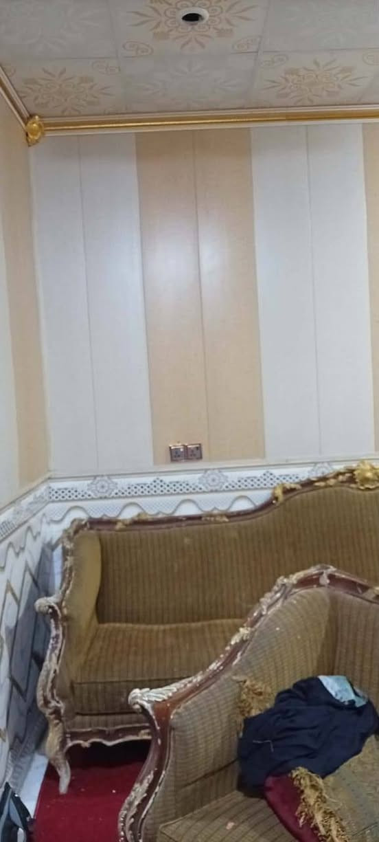 سلام عليكم دار سكن للبيع يتكون من غرفتين واستقبال ومطبخ وصالة وصحيات  في ابو الخصيب مهيجران شارع الجلبي مقابل حسينيه العاشور جهة الشط يبعد عن الشارع السايدين 500 متر طابقين الطابق الثاني بي تشطيب المساحه 100متر طابو صرف عراقي 
السعر 90 وبي مجال للشراي التواصل ***********
