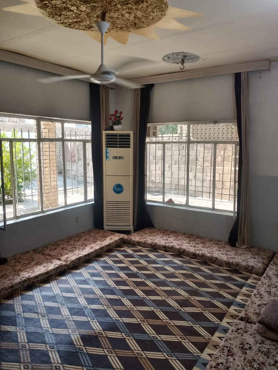 السلام عليكم بيت للبيع
طابو ملك صرف
المساحا 304
الواجه 15
النزال 20
منضمن البيت مشتل مجر اجاره 200 بل شهر
مجاور البيت مدرست اطفال وجامع
البيت يبعد عله سلمان المحمدي دقيقتين
البيت يحتوي علا مطبخ وغرف نوم 2 وصاله وستقبال وصحيات 2وكراج يوسع سيارتين
للستفسار ***********
