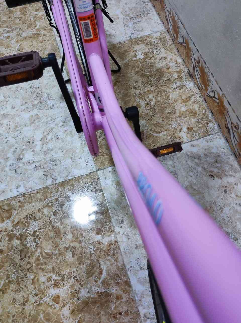 سلام عليكم بيسكل للبيع 
كل عيب مابي شركه برودي نضافه كدام لعين سعره 150بي مجال مكاني كركوك حي النصر رقم***********

