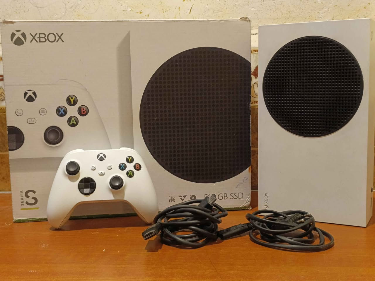 اكس بوكس (Xbox) نظيف جداً (أخو الجديد) كما موضح بالصور.
 المواصفات والملحقات:السعة التخزينية: 512 جيجابايت.
حالة الجهاز: ما مفتوح نهائياً، خالي من أي عيوب أو تصليح أو خدوش.
الملحقات الأصلية الكاملة: الجويستيك الأصلي، كيبل الباور، كيبل HDMI، بالإضافة إلى الكارتون الأصلي بحالة نظيفة جداً.
 السعر: 450 ألف دينار عراقي.
 التوصيل: 5 آلاف دينار فقط لجميع محافظات العراق
 للاستفسار والتواصل: *********** البصرة, العراق
